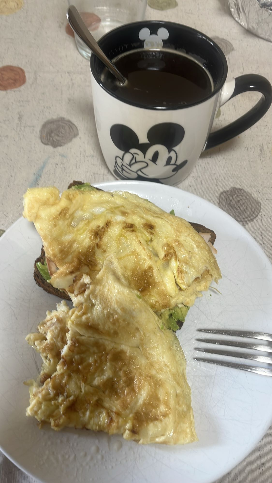 Tostada con huevo y café