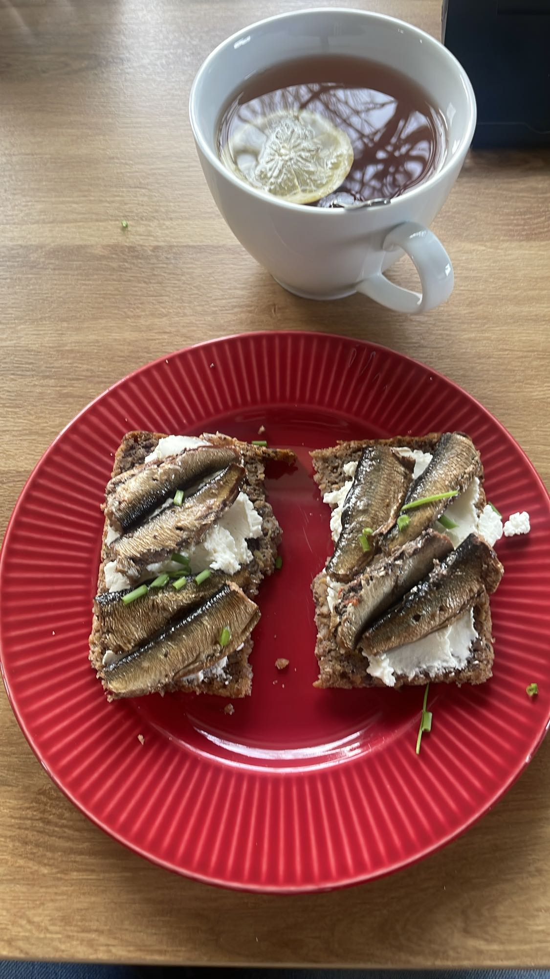 Kanapki z serkiem i szprotami