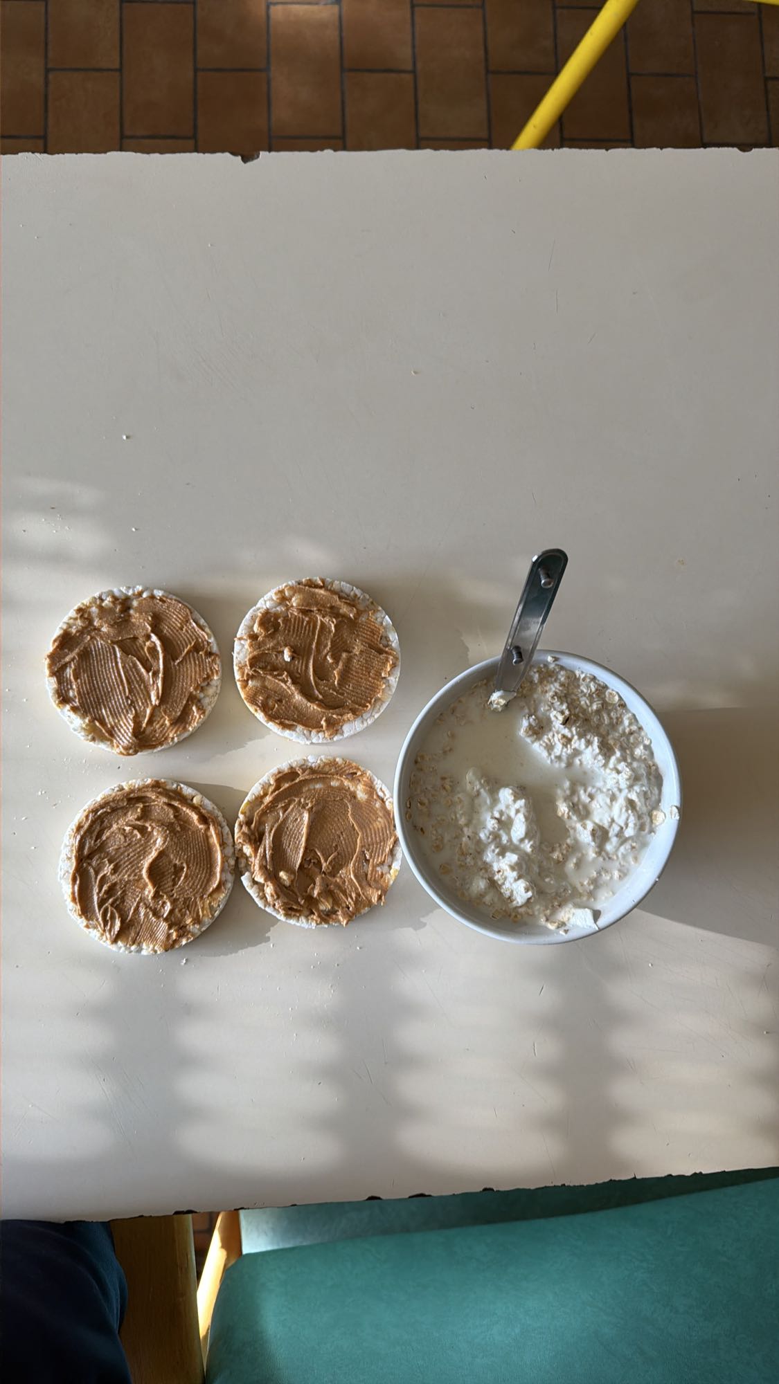 Galettes riz beurre cacahuète et bol avoine