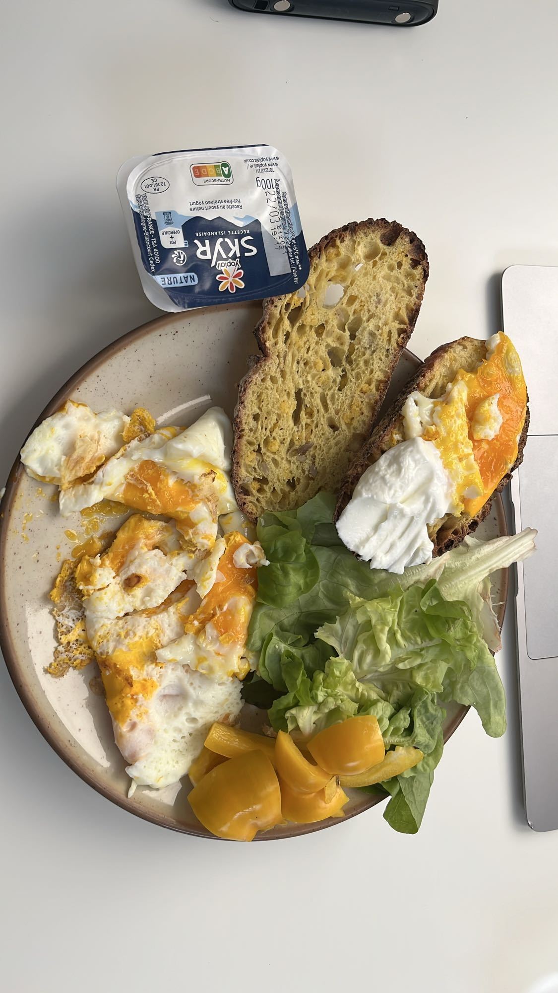 Egg toast with skyr and salad