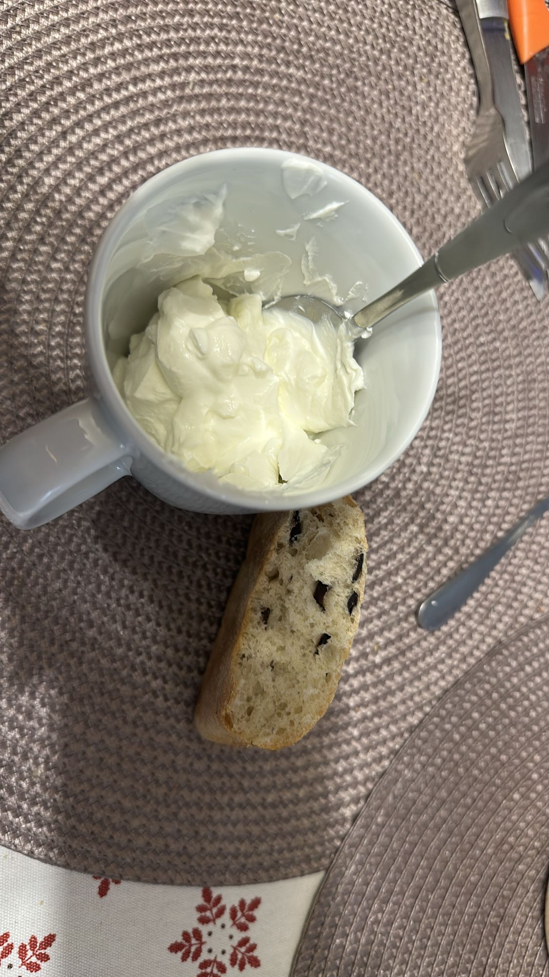 Iaurt grecesc cu pâine cu măsline