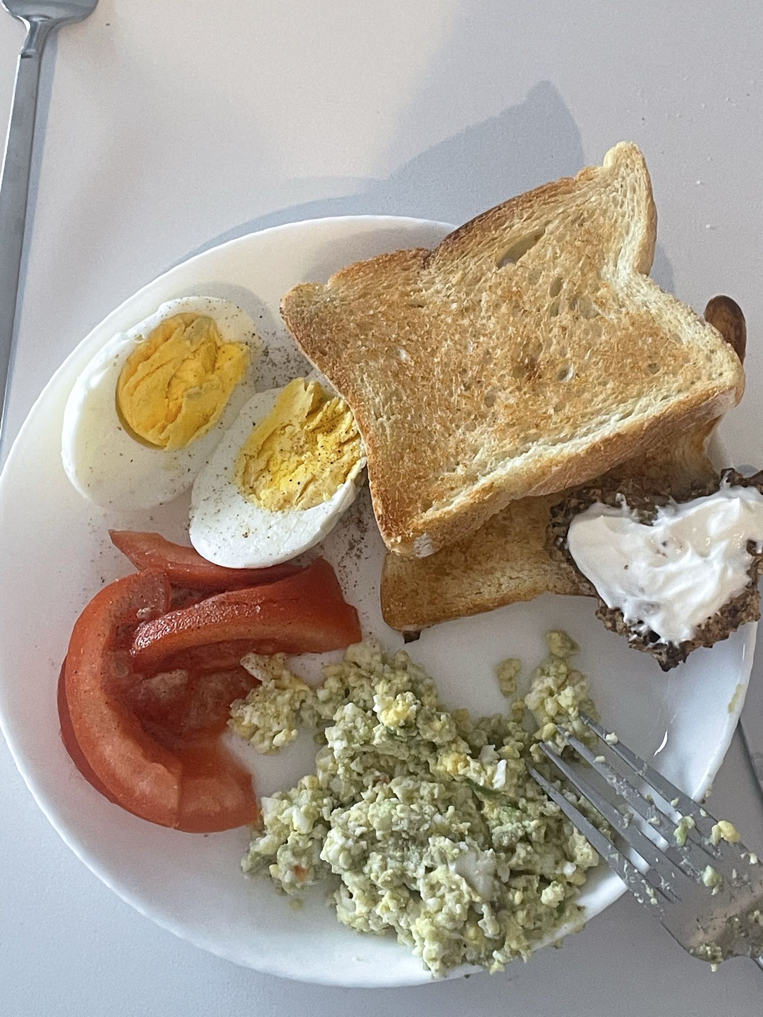 Śniadanie z jajkami i tostem