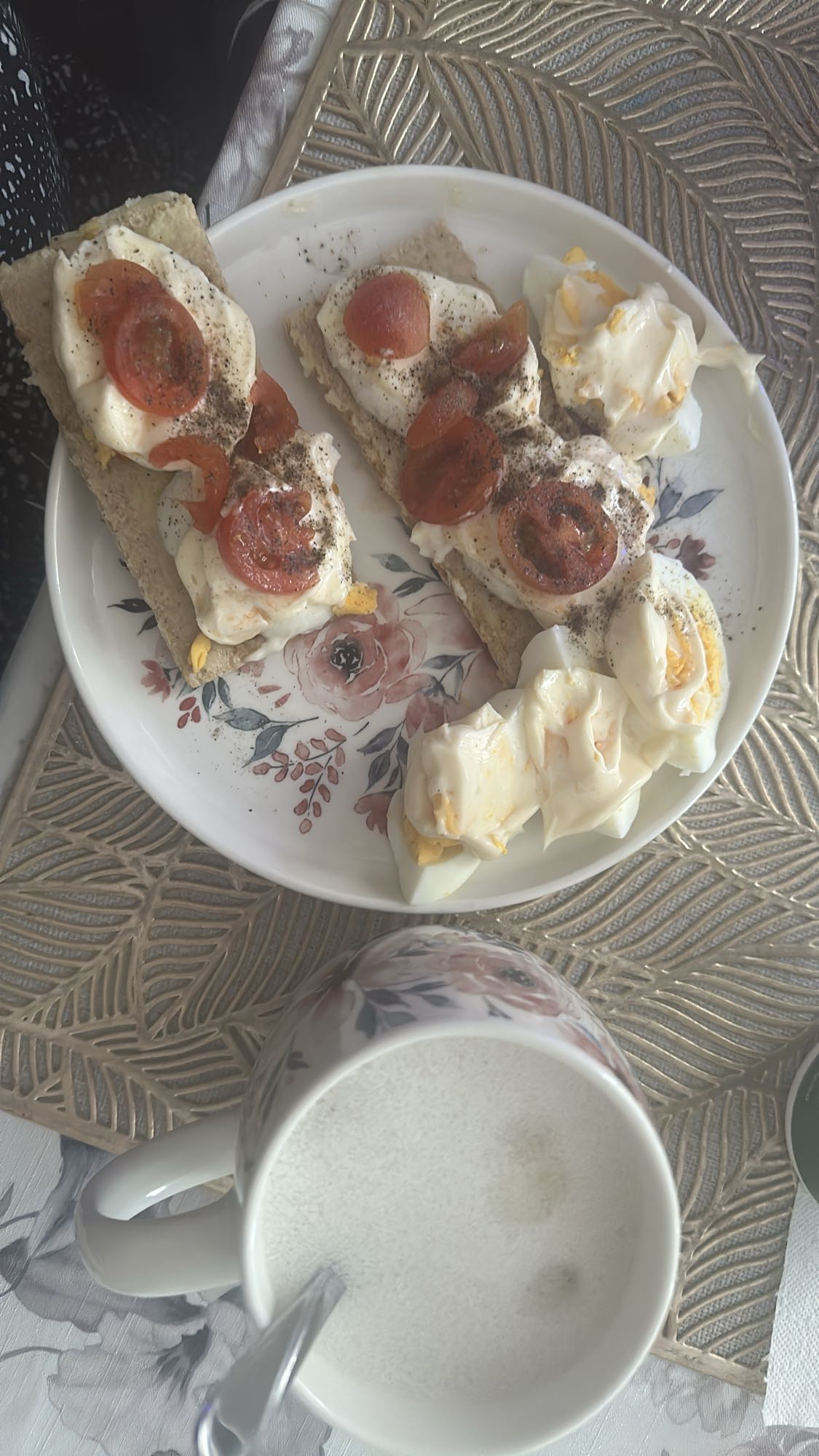 Jajka na chrupkim pieczywie
