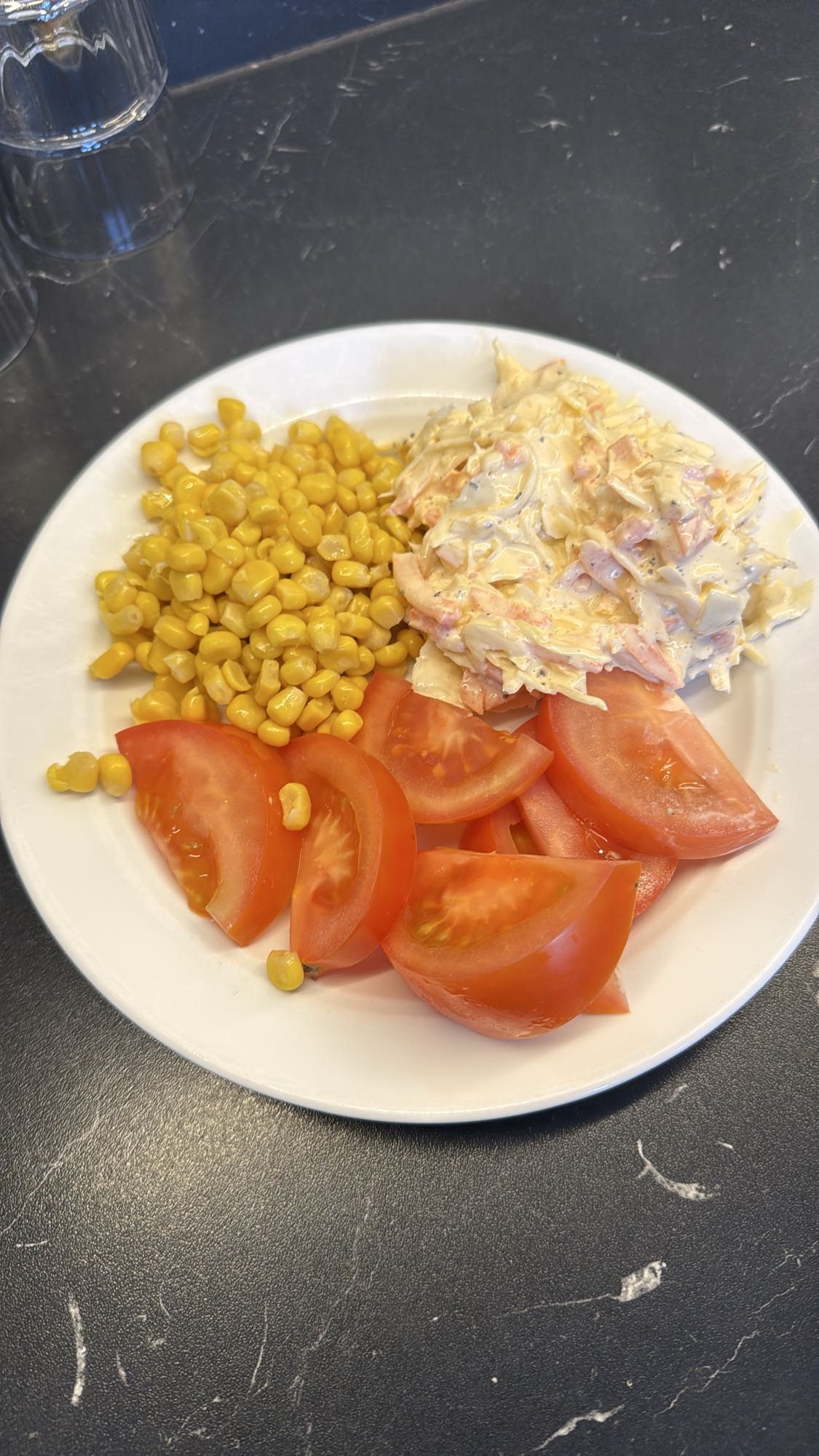 Majs, tomat och coleslaw