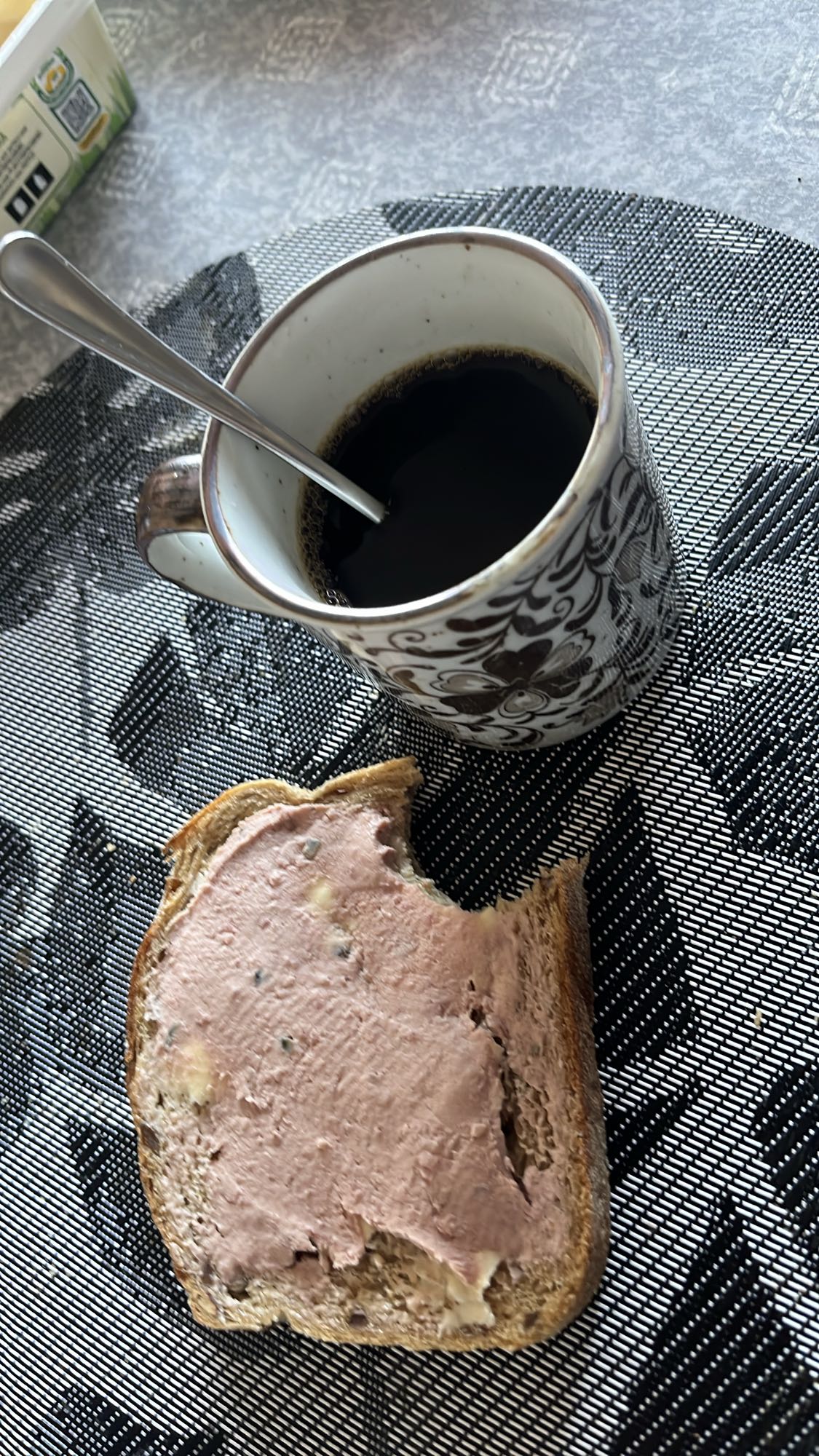 Leverpastejmacka och kaffe