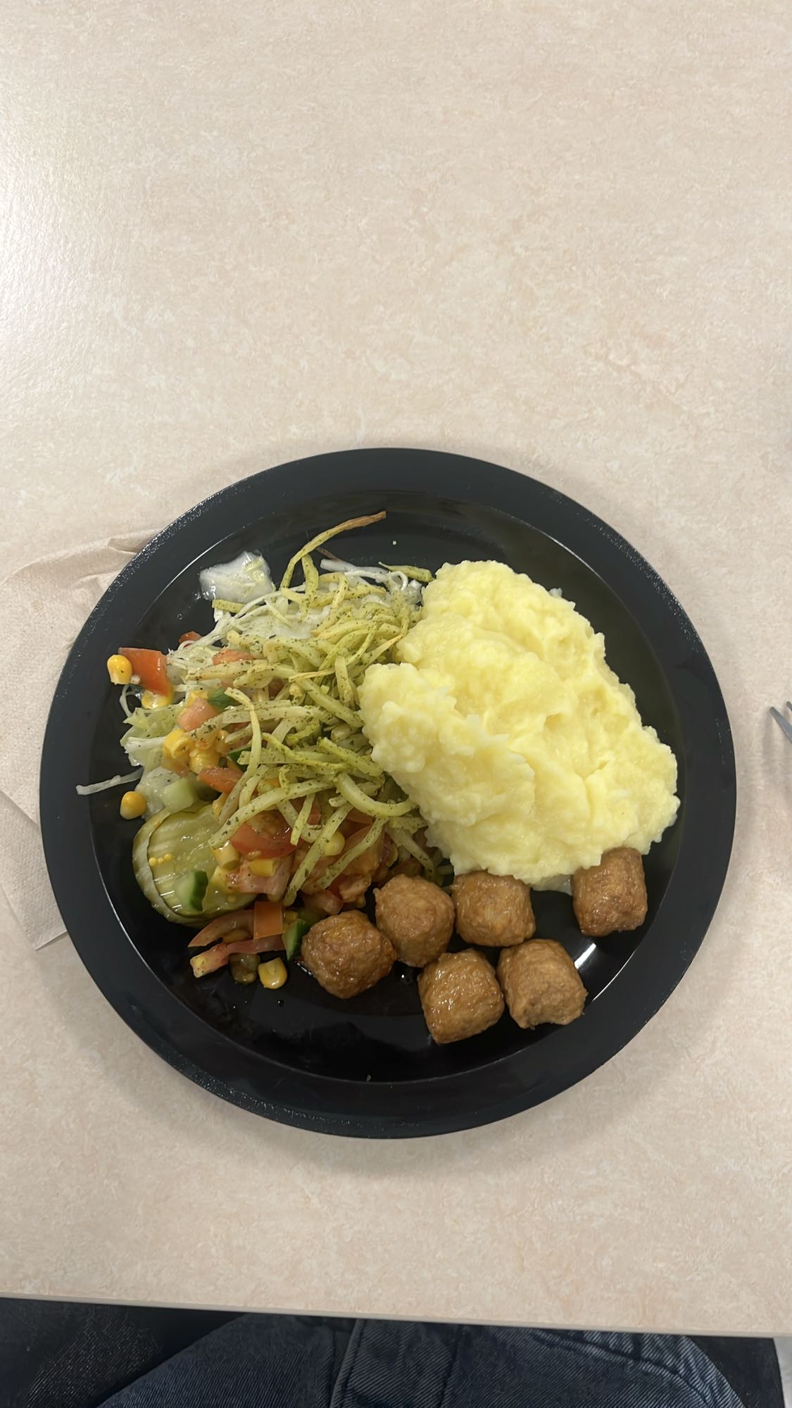 Potatismos med grönsaker och bollar