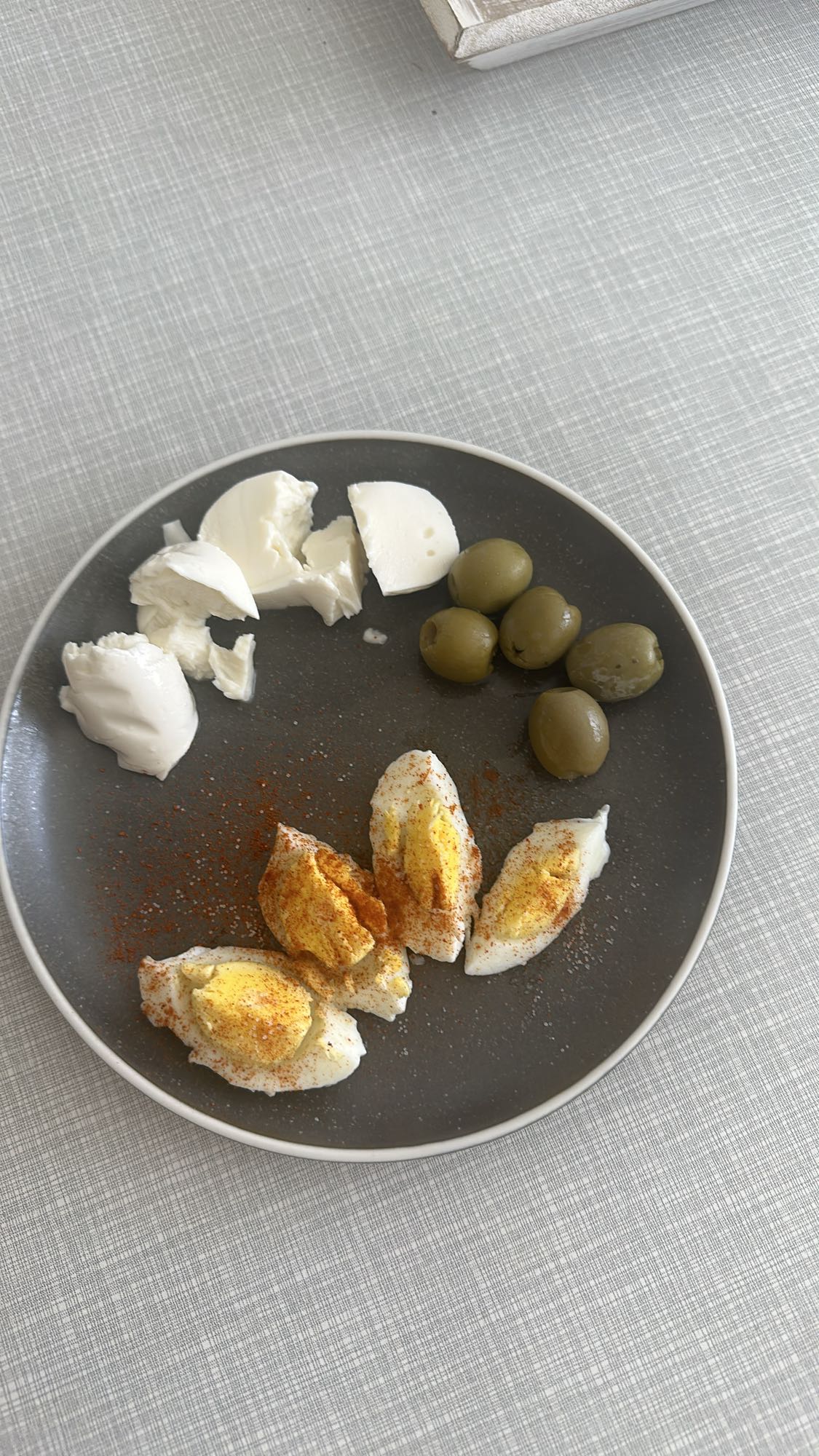 Yumurta, peynir ve zeytin tabağı