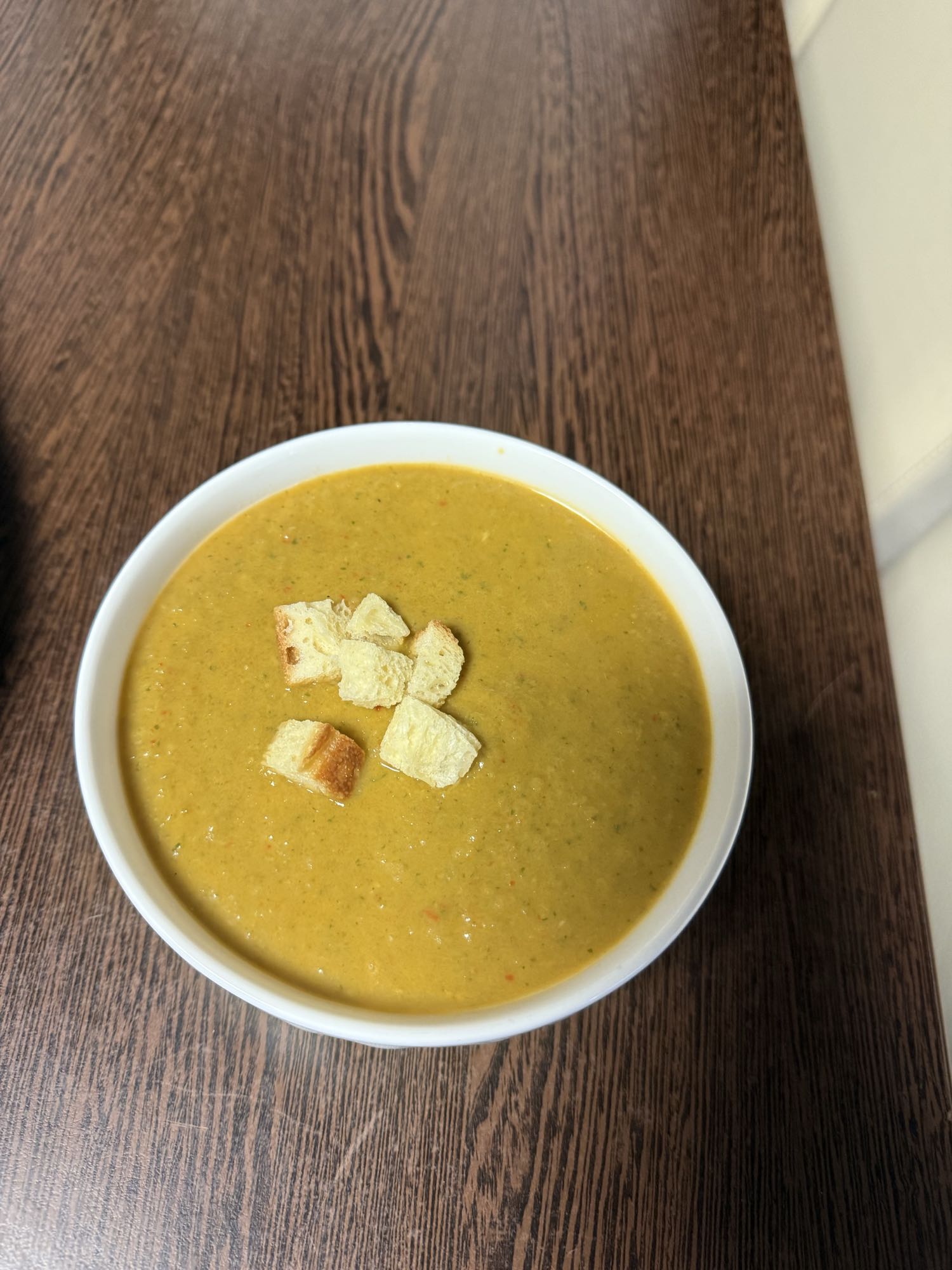 Supă cremă de legume cu crutoane
