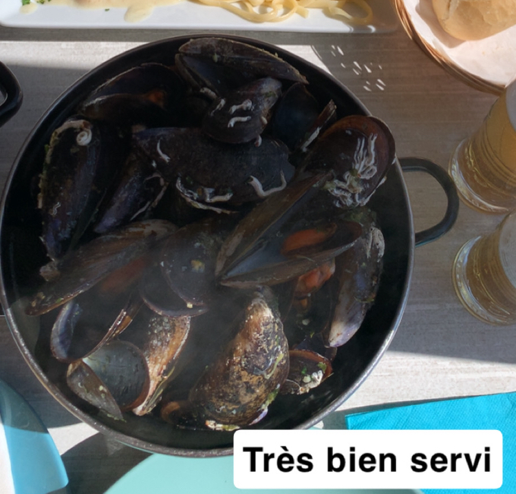 Moules marinières et pain