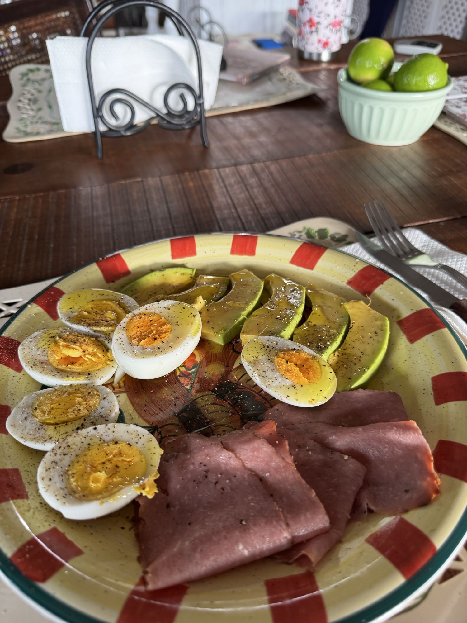 Desayuno de huevo, aguacate y jamón