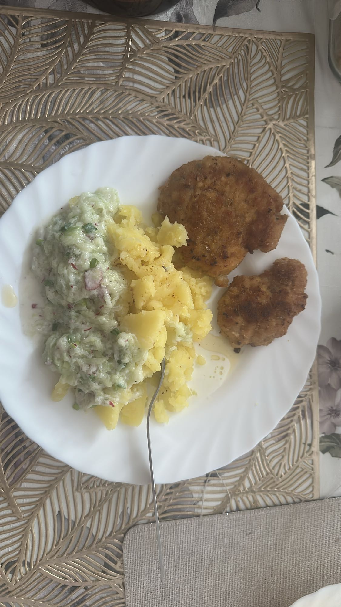 kotlety ziemniaki surówka