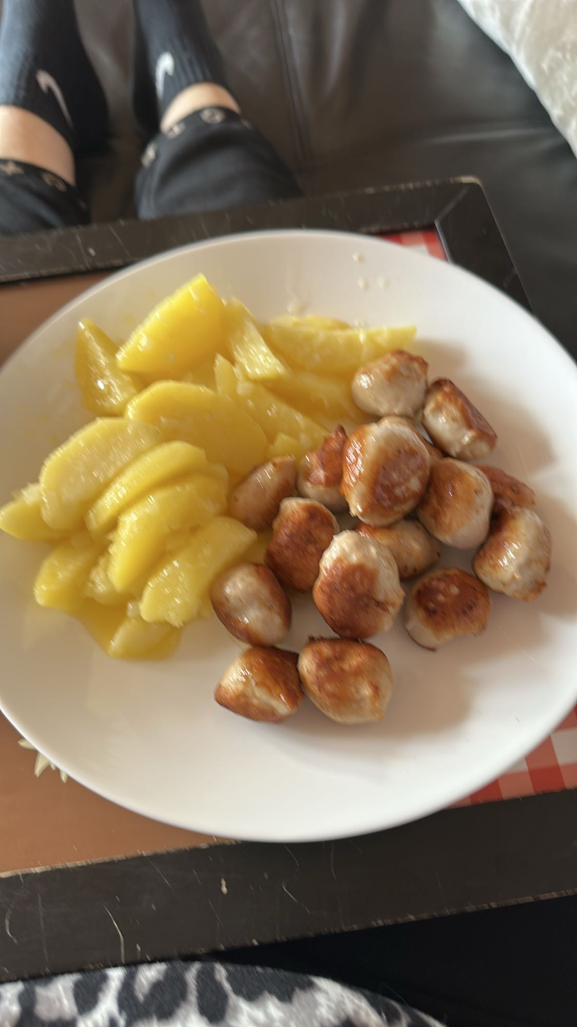 Kartoffeln und Würstchen