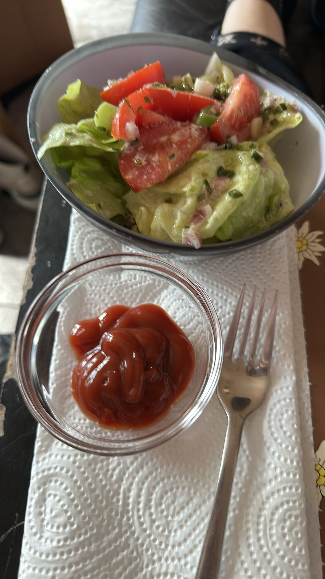 Gemischter Salat mit Ketchup