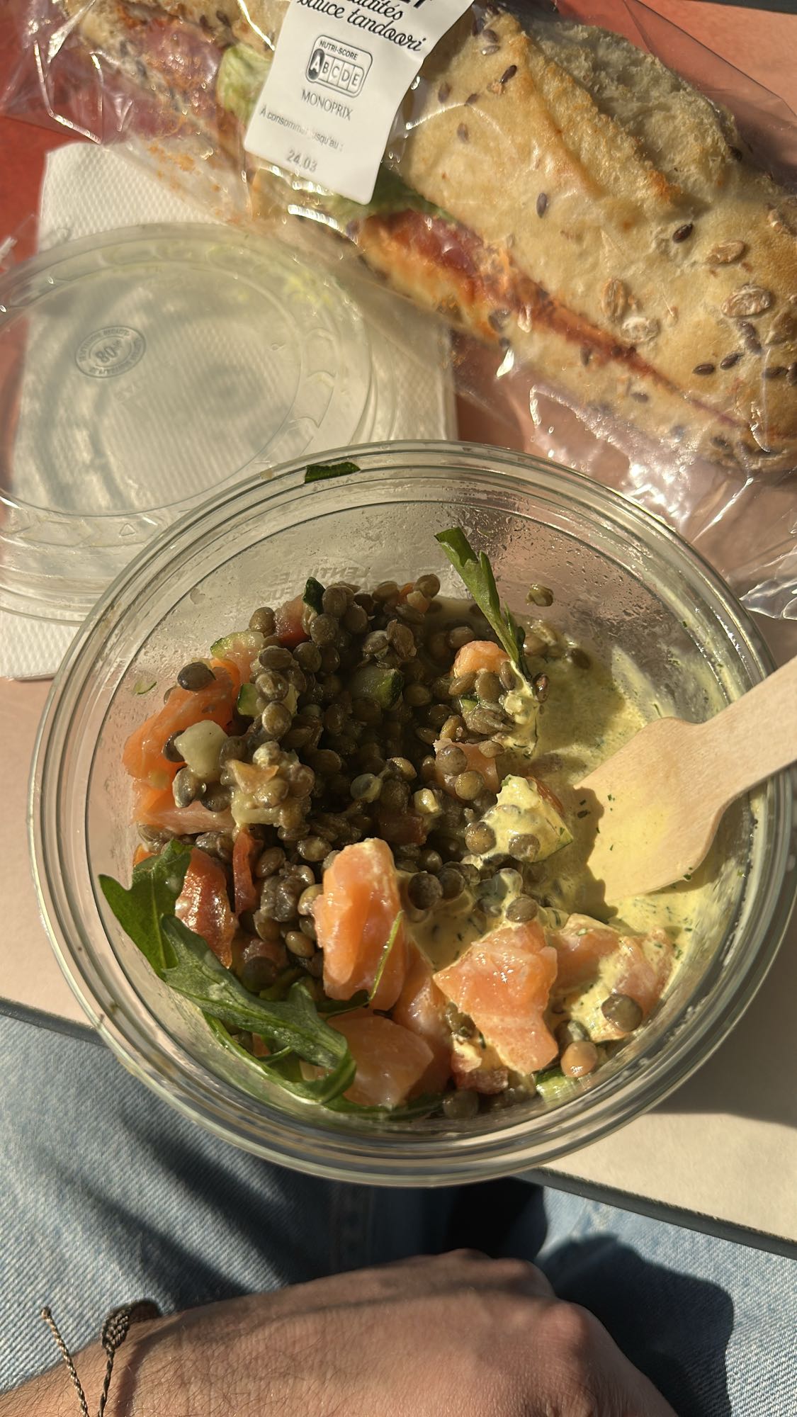 Sandwich et salade lentilles saumon