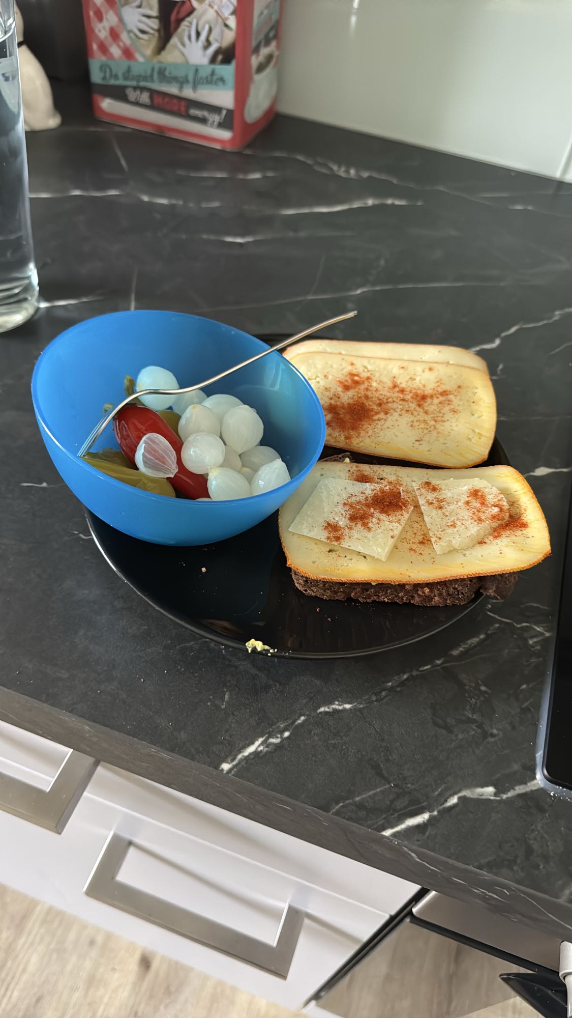 Kaasbrood en augurk snack