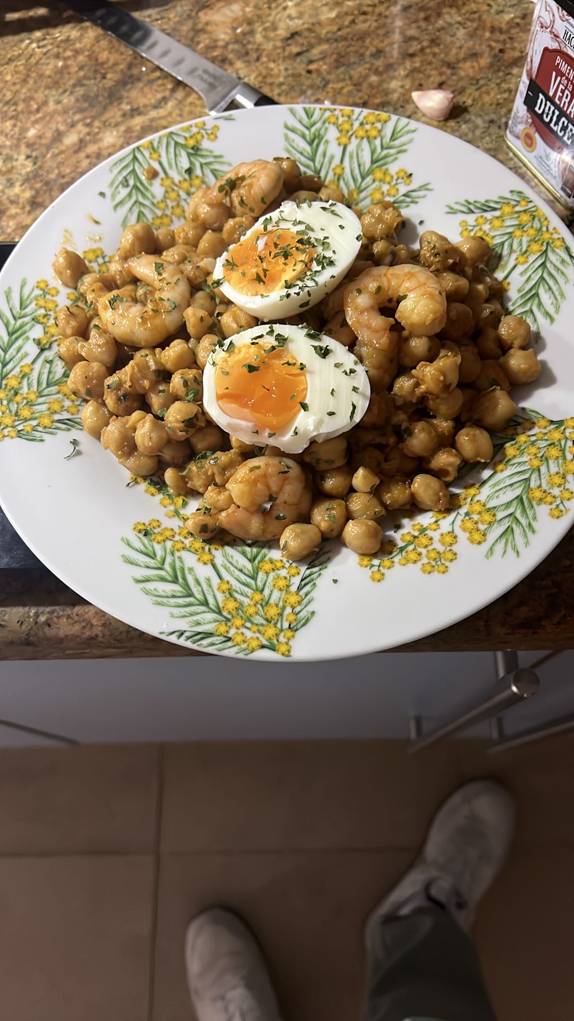Garbanzos con huevo y gambas