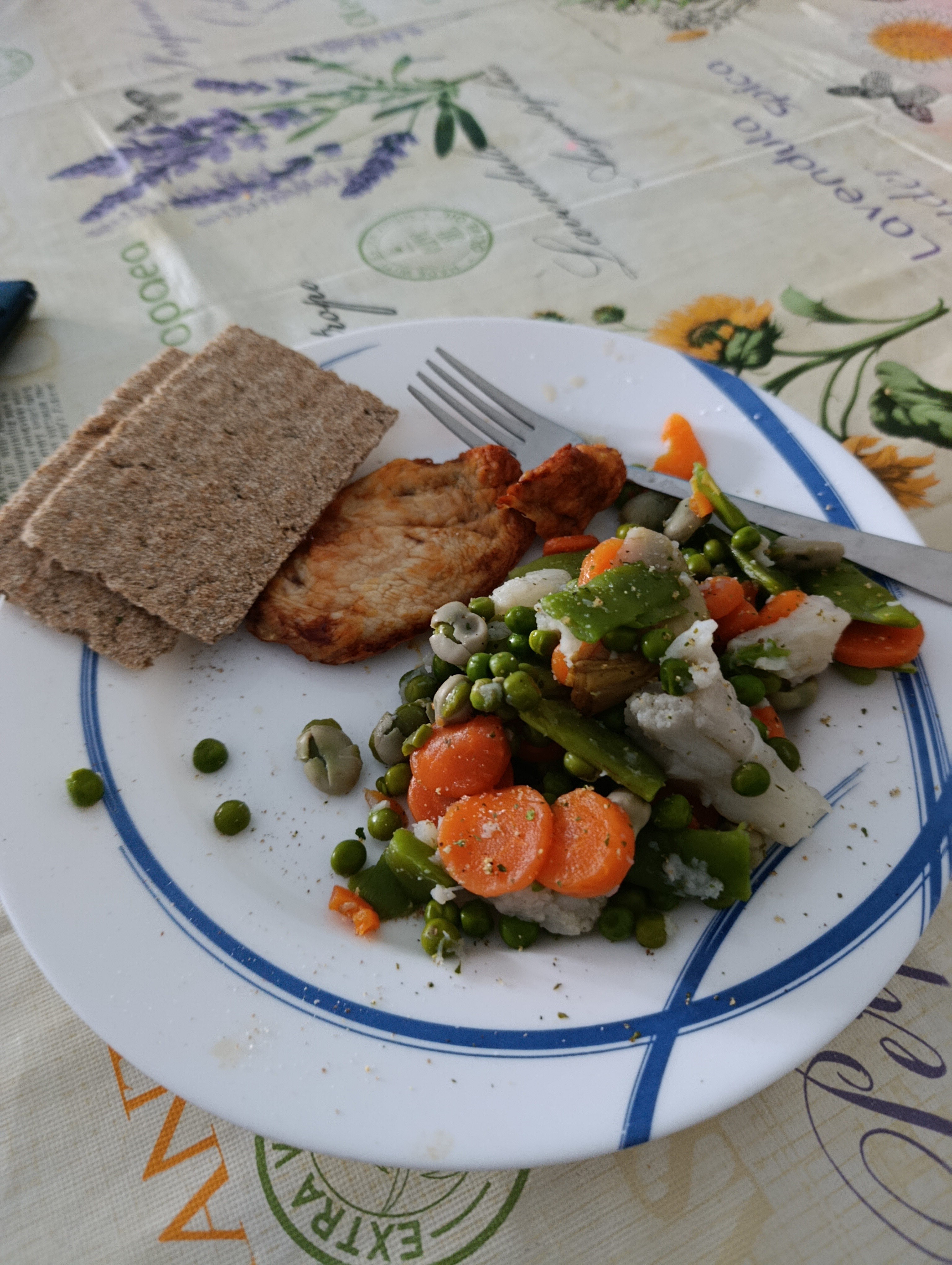 Pollo con verduras y pan crujiente