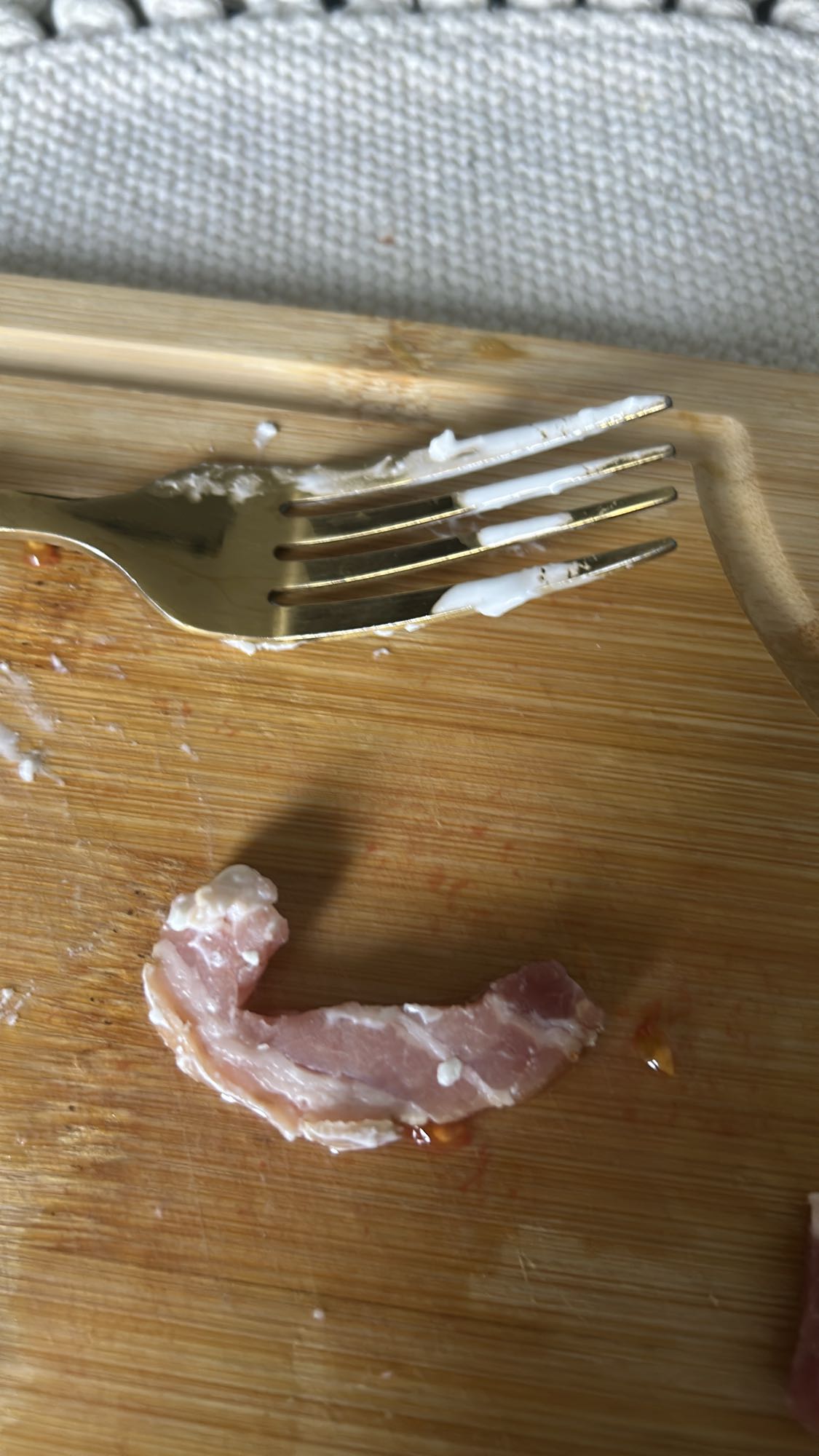 Bucată mică de bacon crud