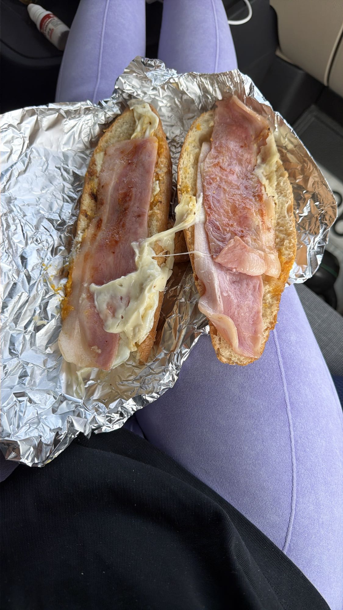 Sandviș cu șuncă și cașcaval