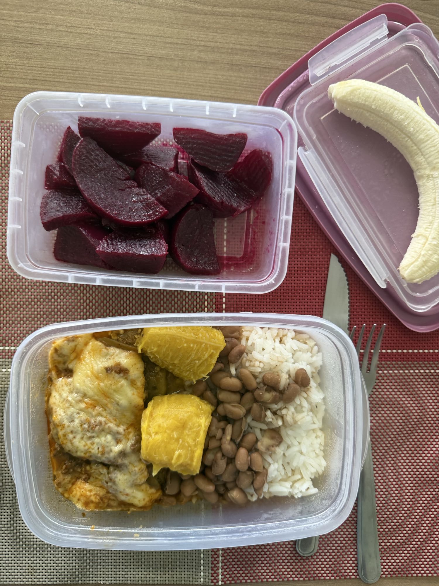Almoço caseiro com fruta