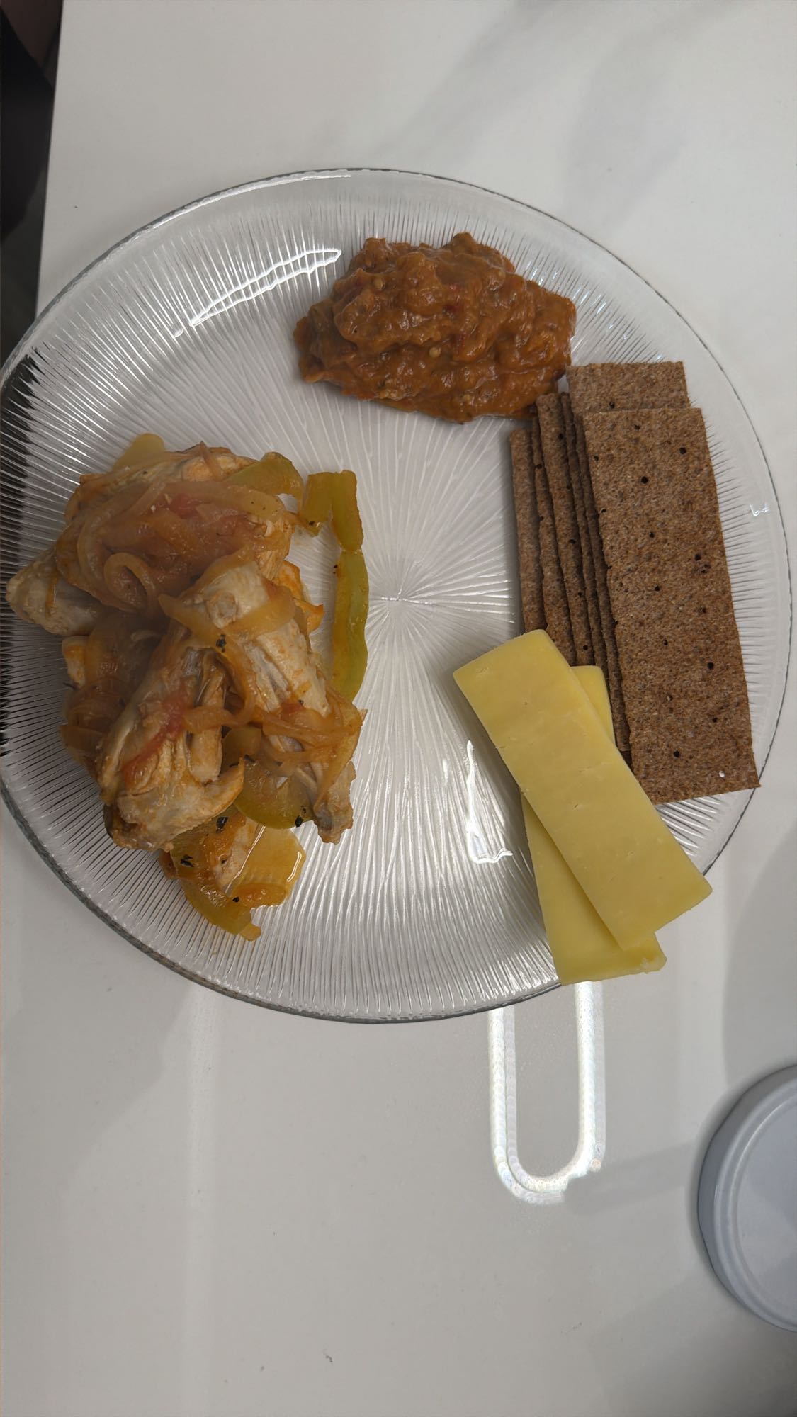 Курица с овощами и хлебцами