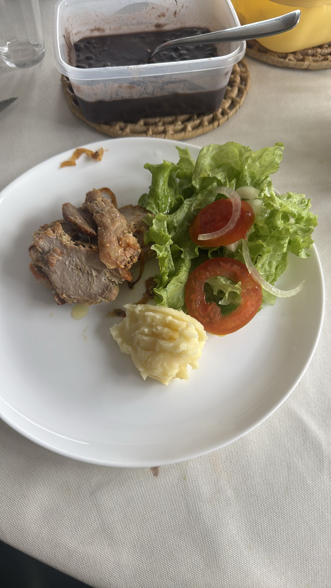 Carne, purê, feijão e salada
