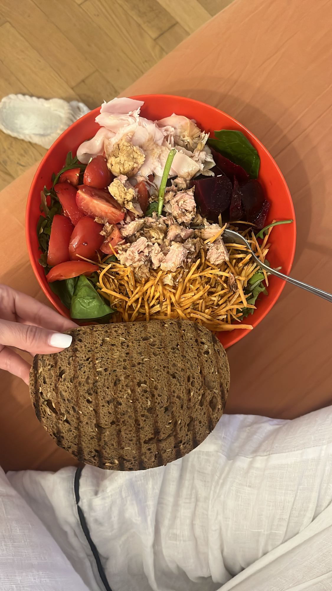 Салат з тунцем і хлібом