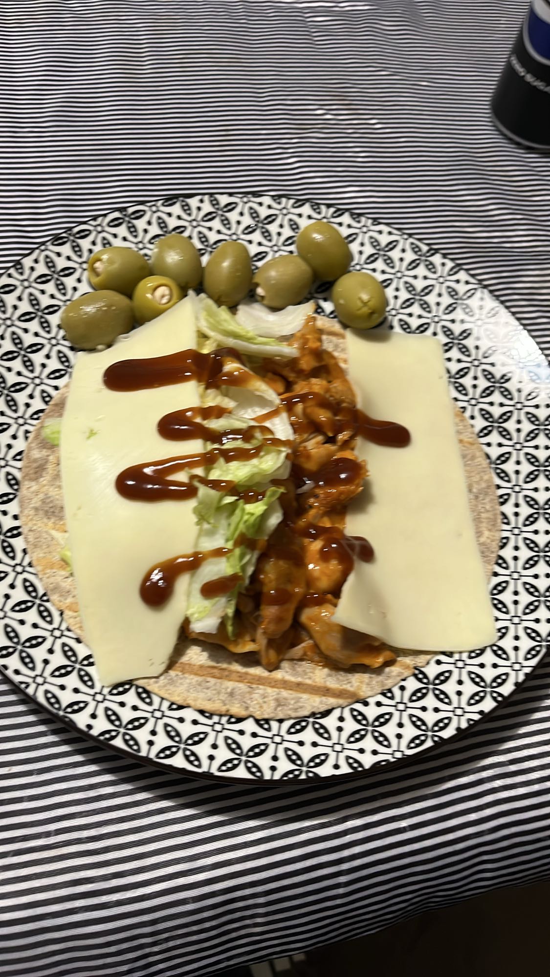 Пилешка тортила с маслини