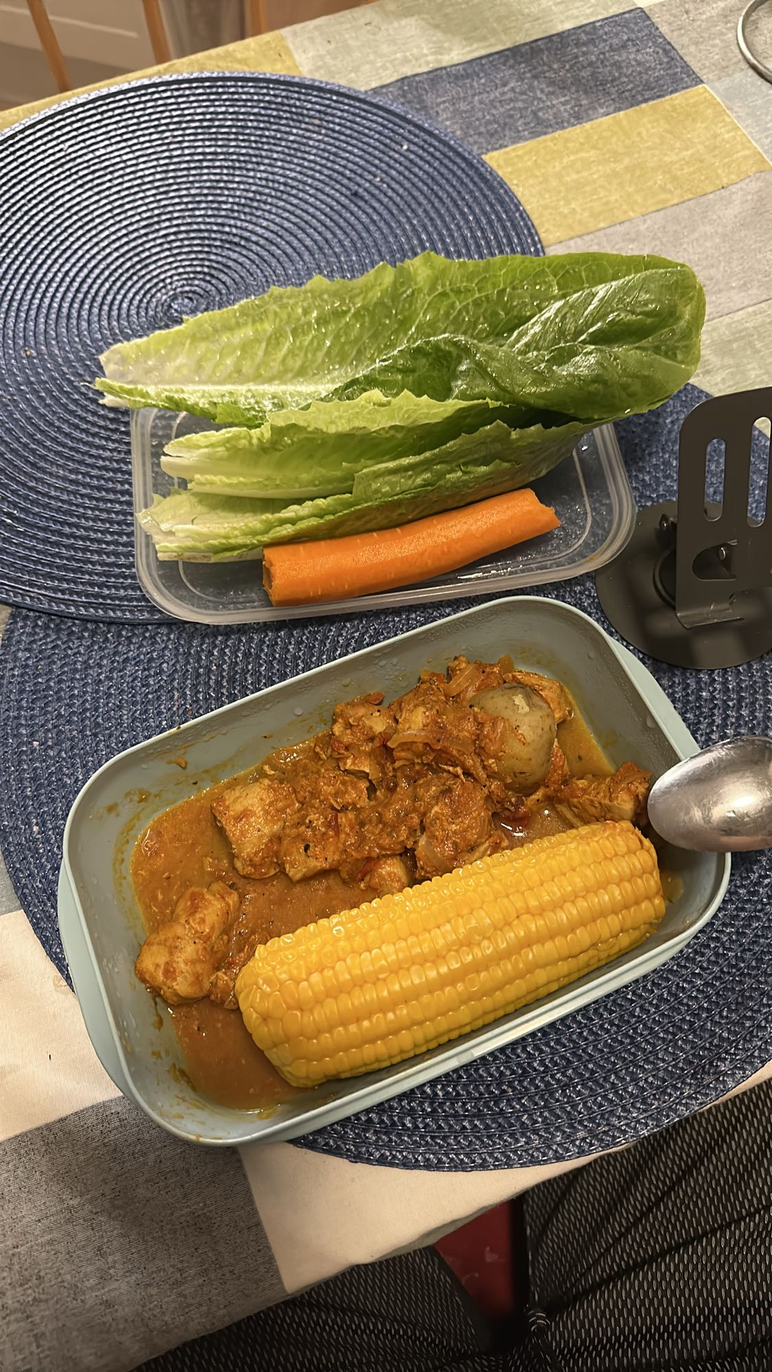 Kycklinggryta med majs och sallad