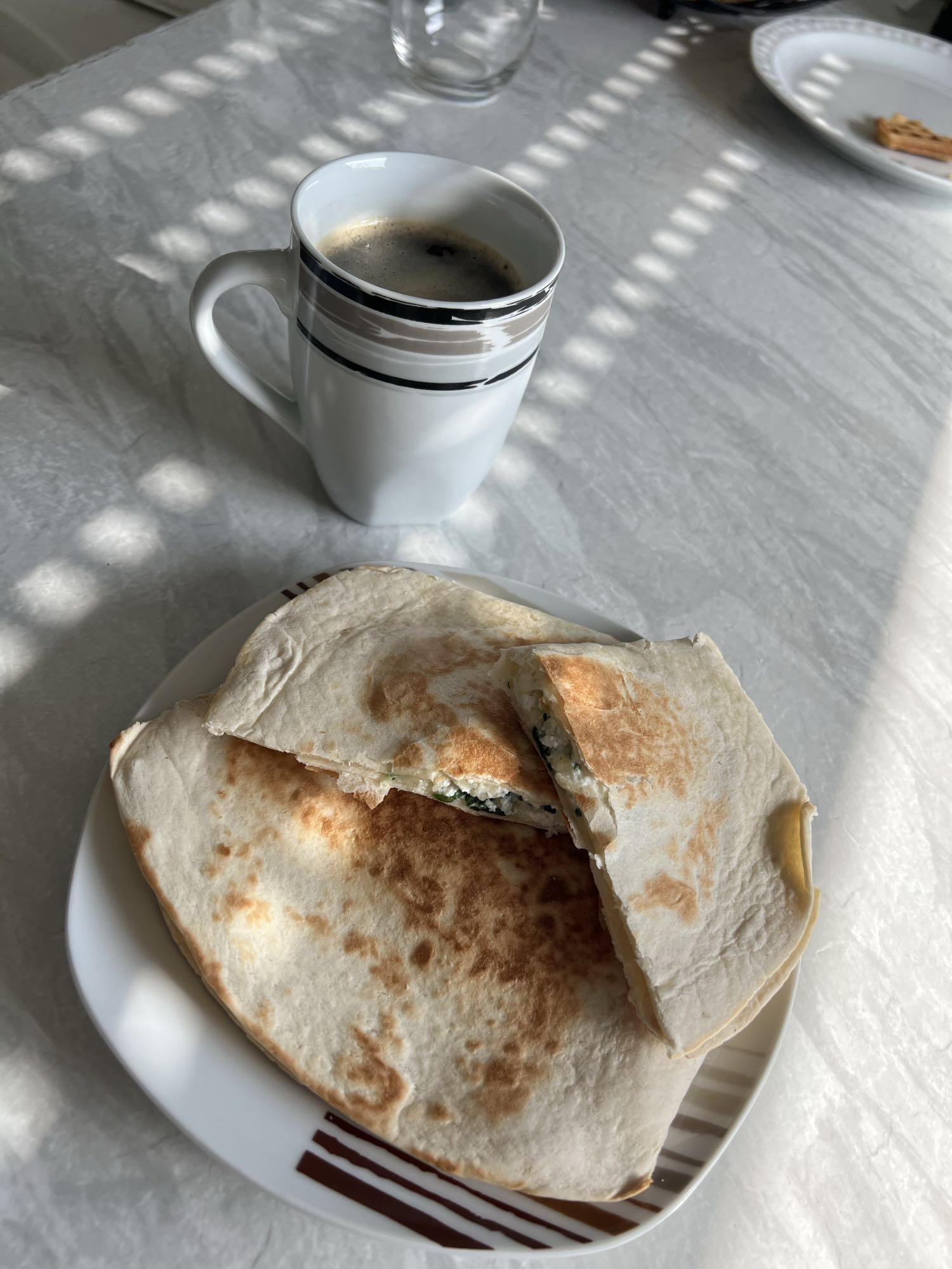 сырная кесадилья и кофе