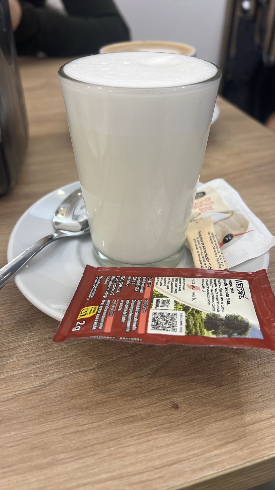 vaso de leche con café