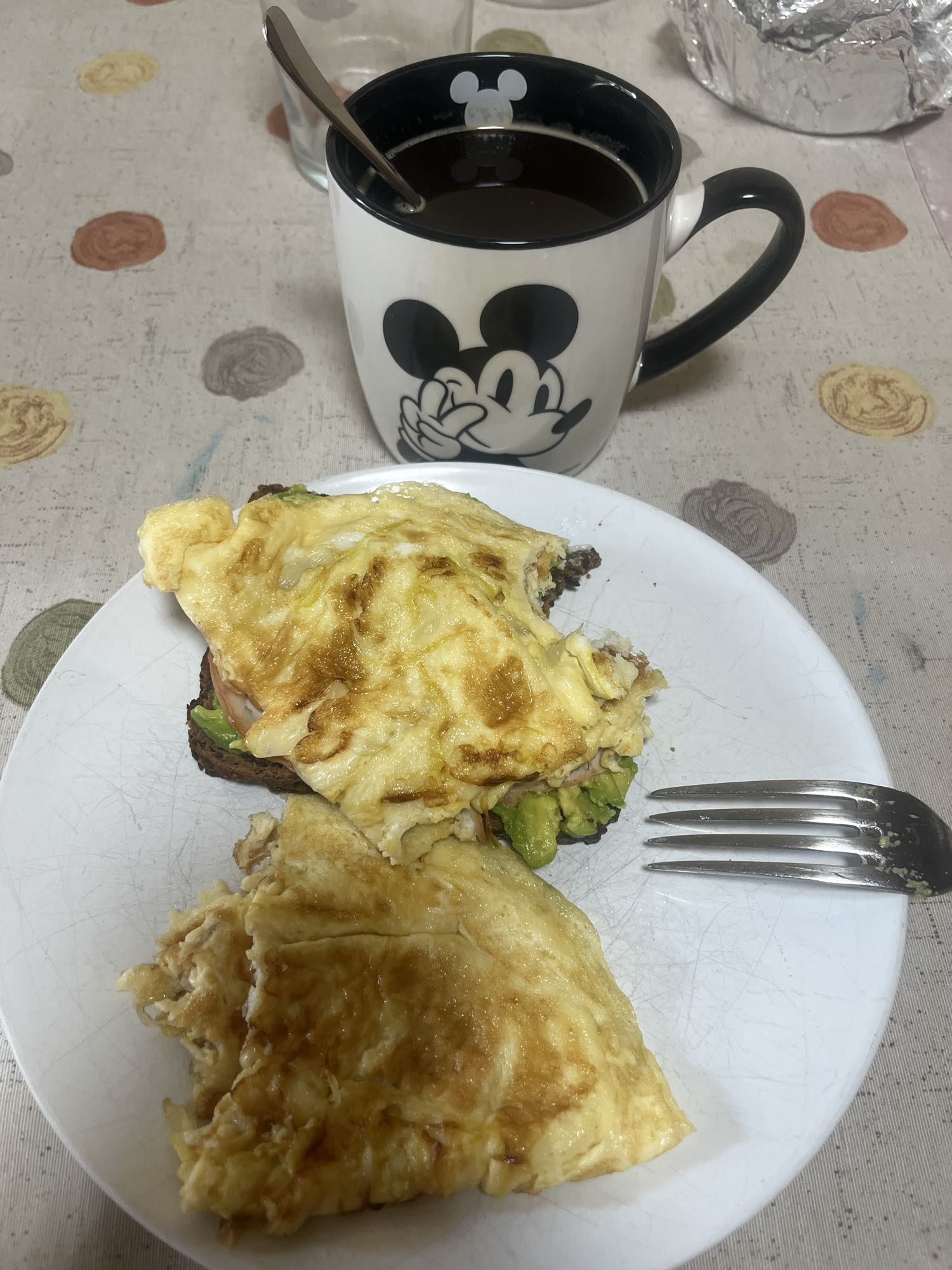 Tostada con huevo y café