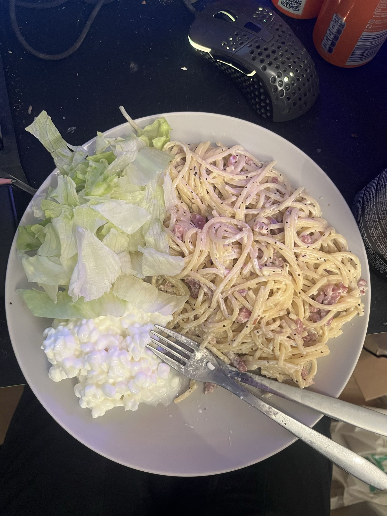 Pasta med kött, sallad & keso