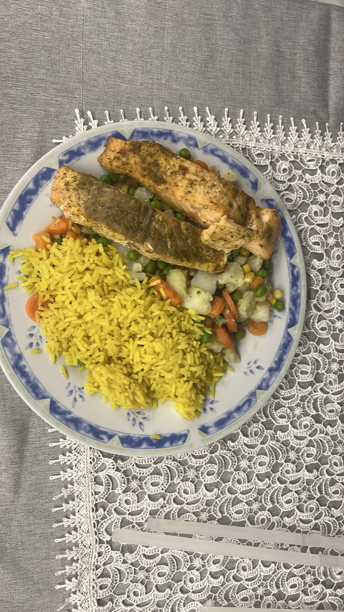 Łosoś z ryżem i warzywami