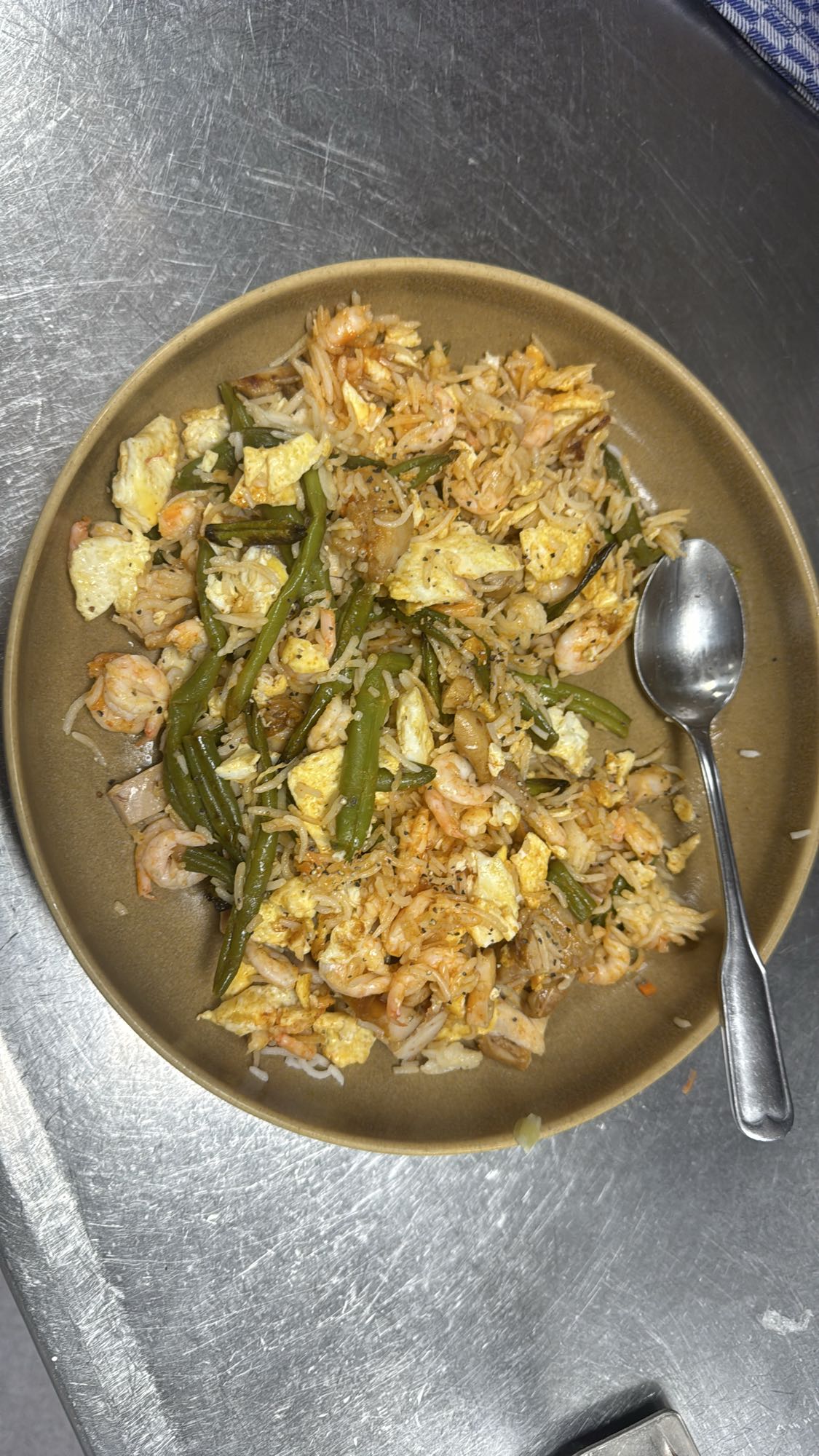 Räkris med ägg och bönor