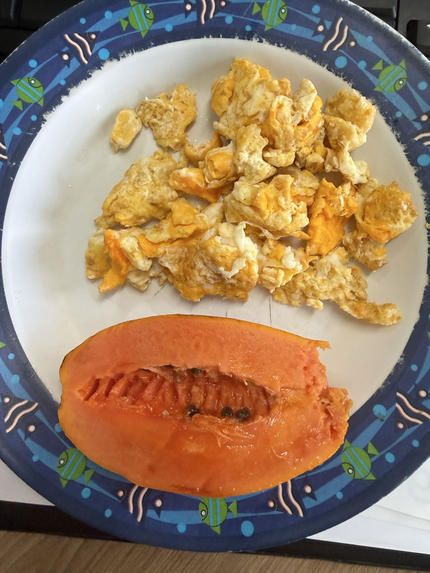 Ovos mexidos e mamão