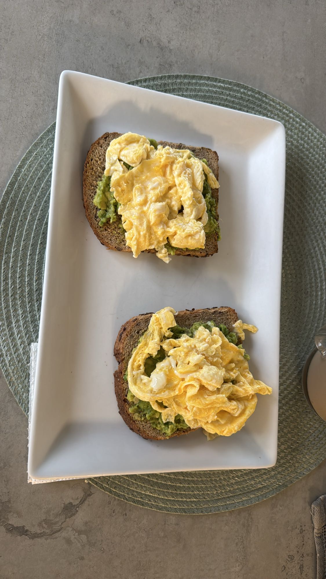 Tostadas con huevo y aguacate