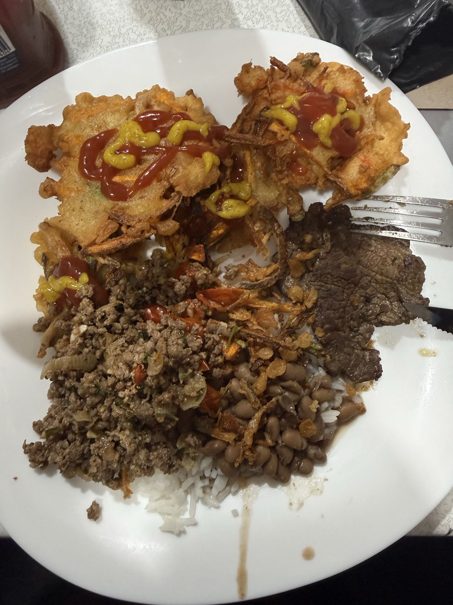 Prato misto com carne e fritura