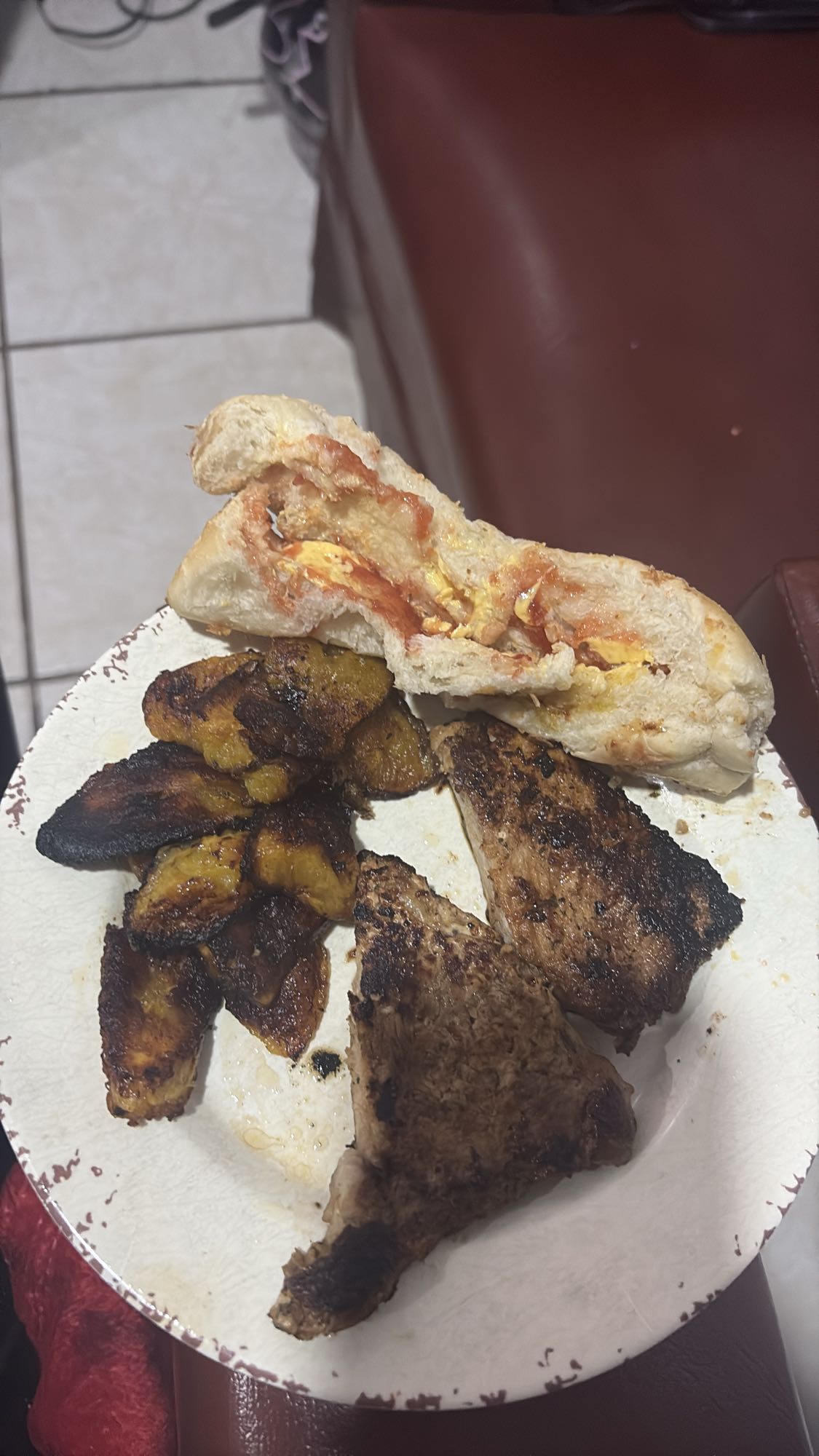 Carne, plátano y pan relleno