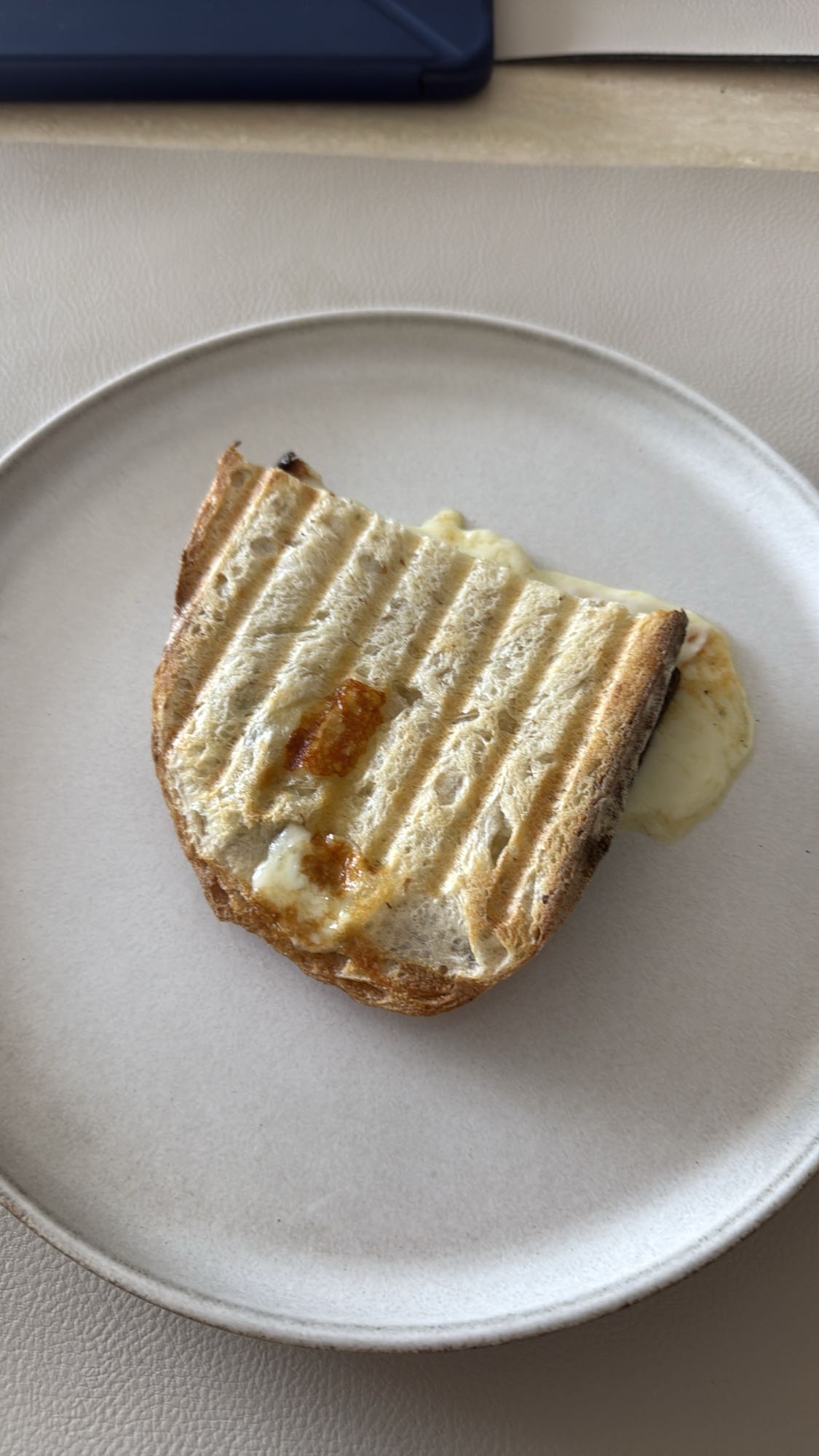 tost z serem i dżemem