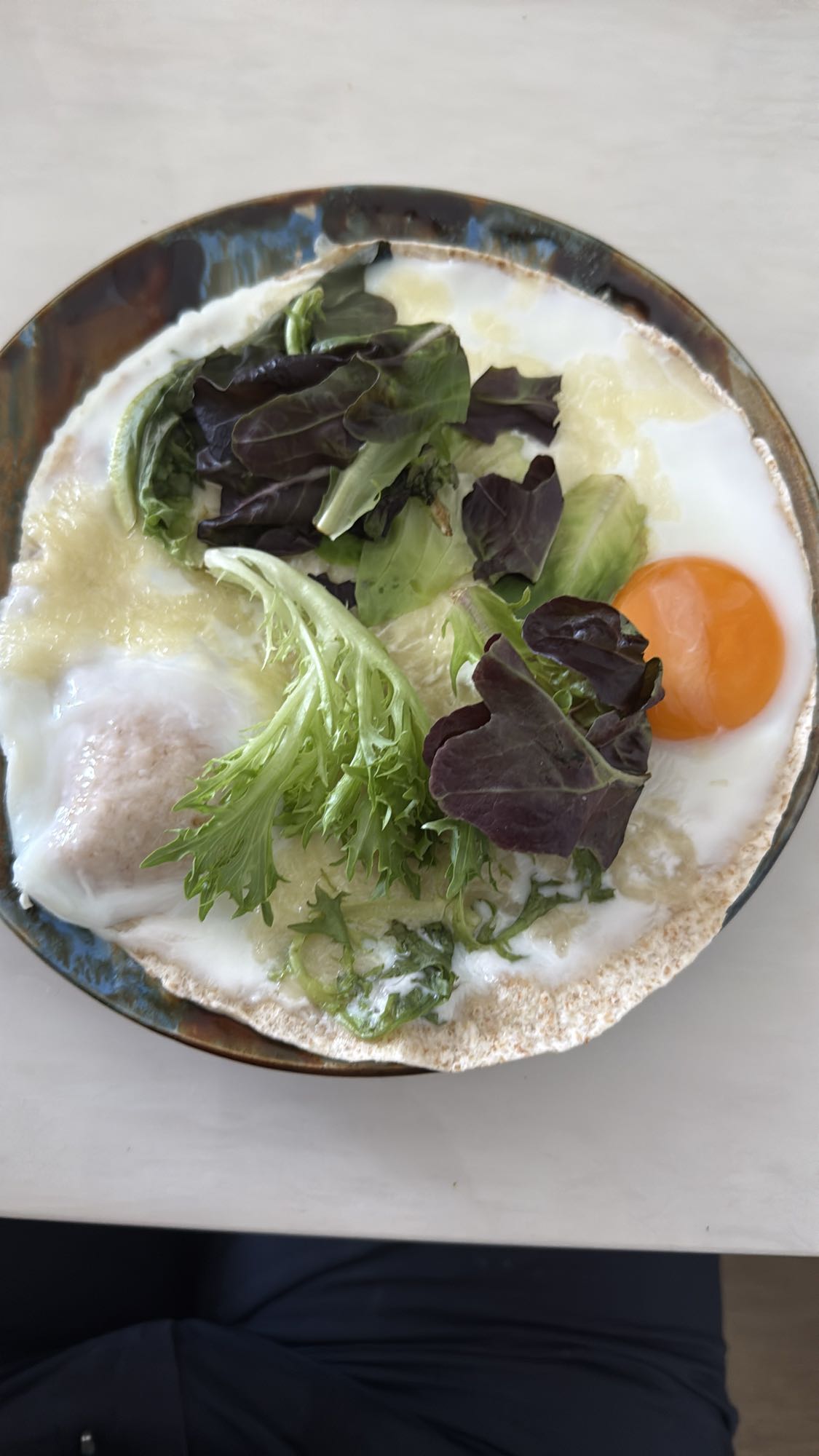 яйцо с зеленью на лаваше