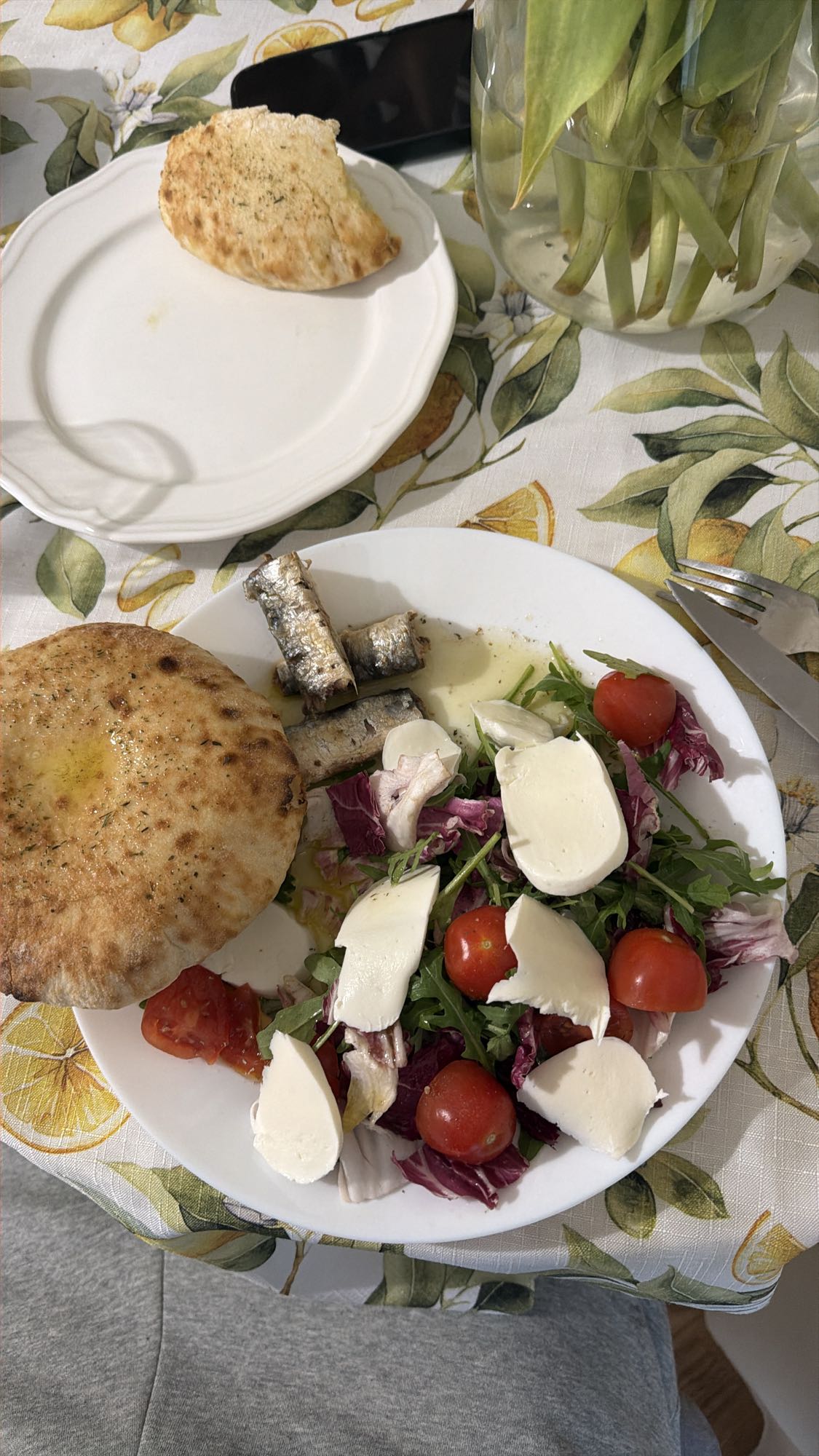 Salată cu sardine și pâine