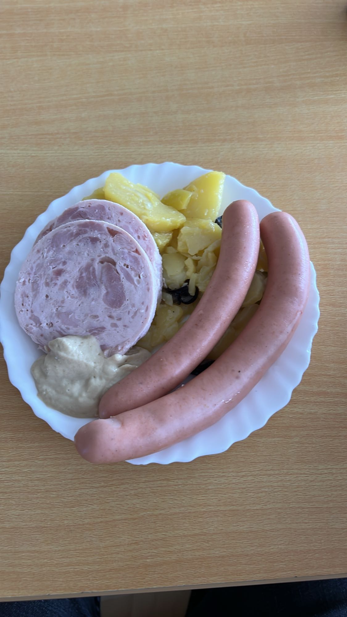 Cârnați cu salată de cartofi