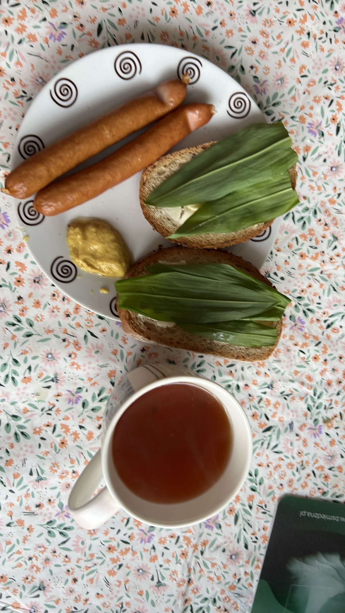 Parówki z kanapkami i herbata