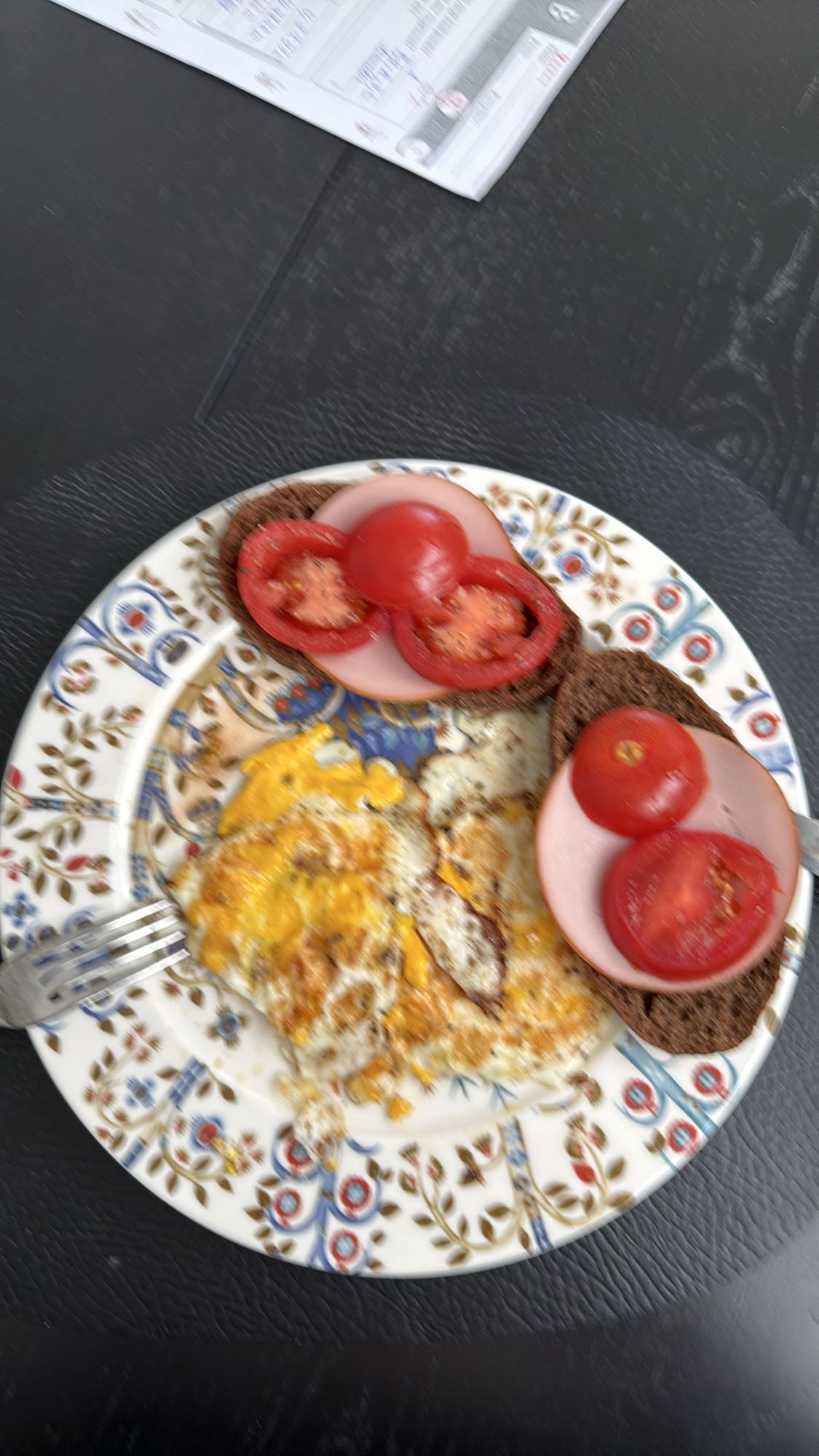 Eggs, rye bread, tomato
