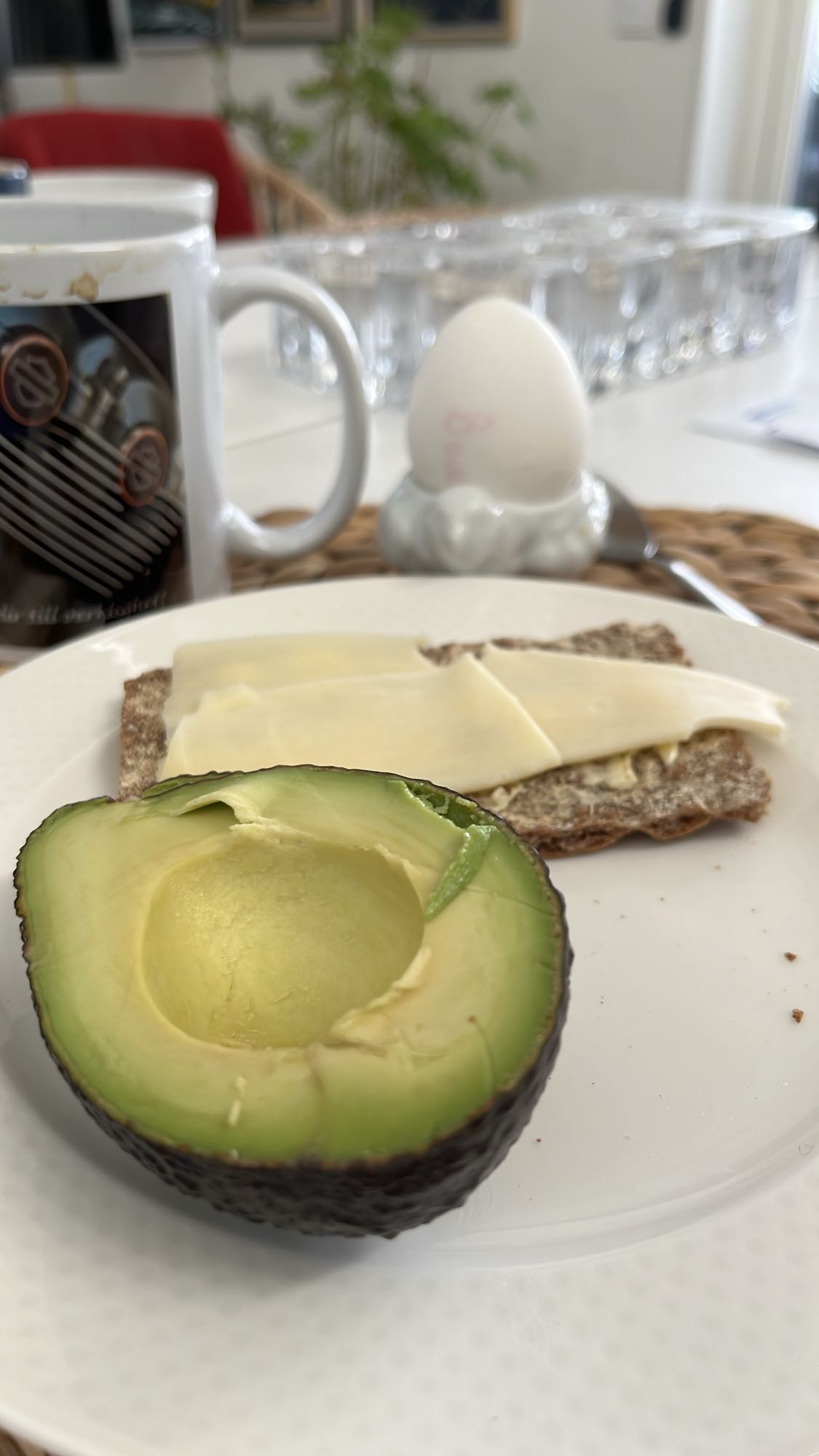 Knäckebröd med ost, ägg & avokado