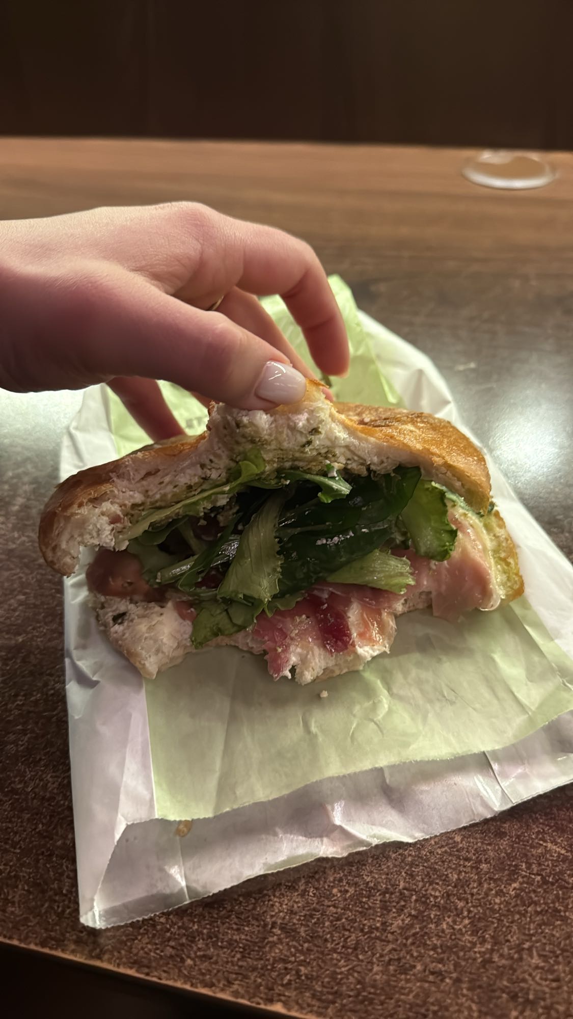 Sandviș cu prosciutto și verdețuri