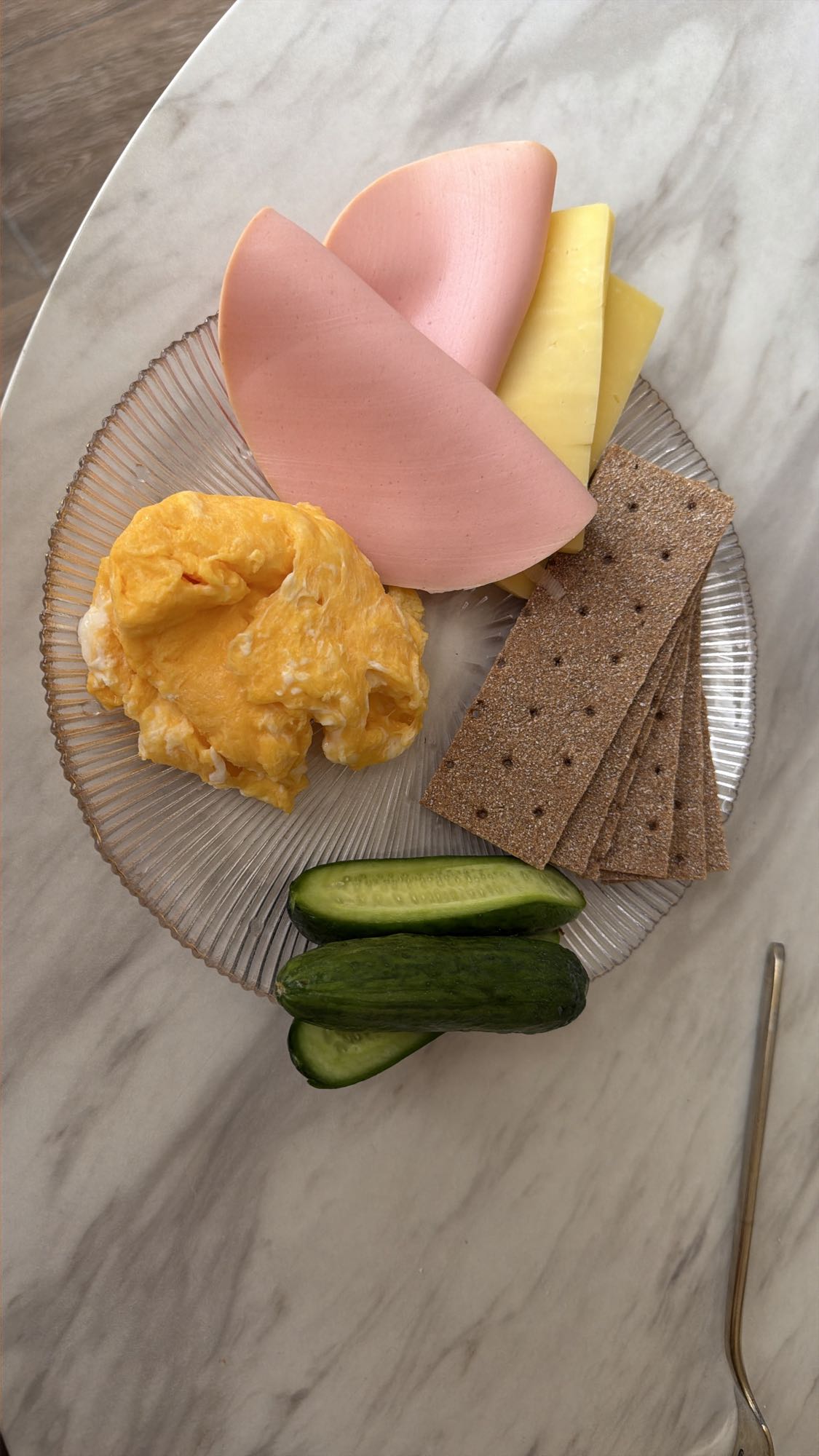 Завтрак с омлетом и овощами