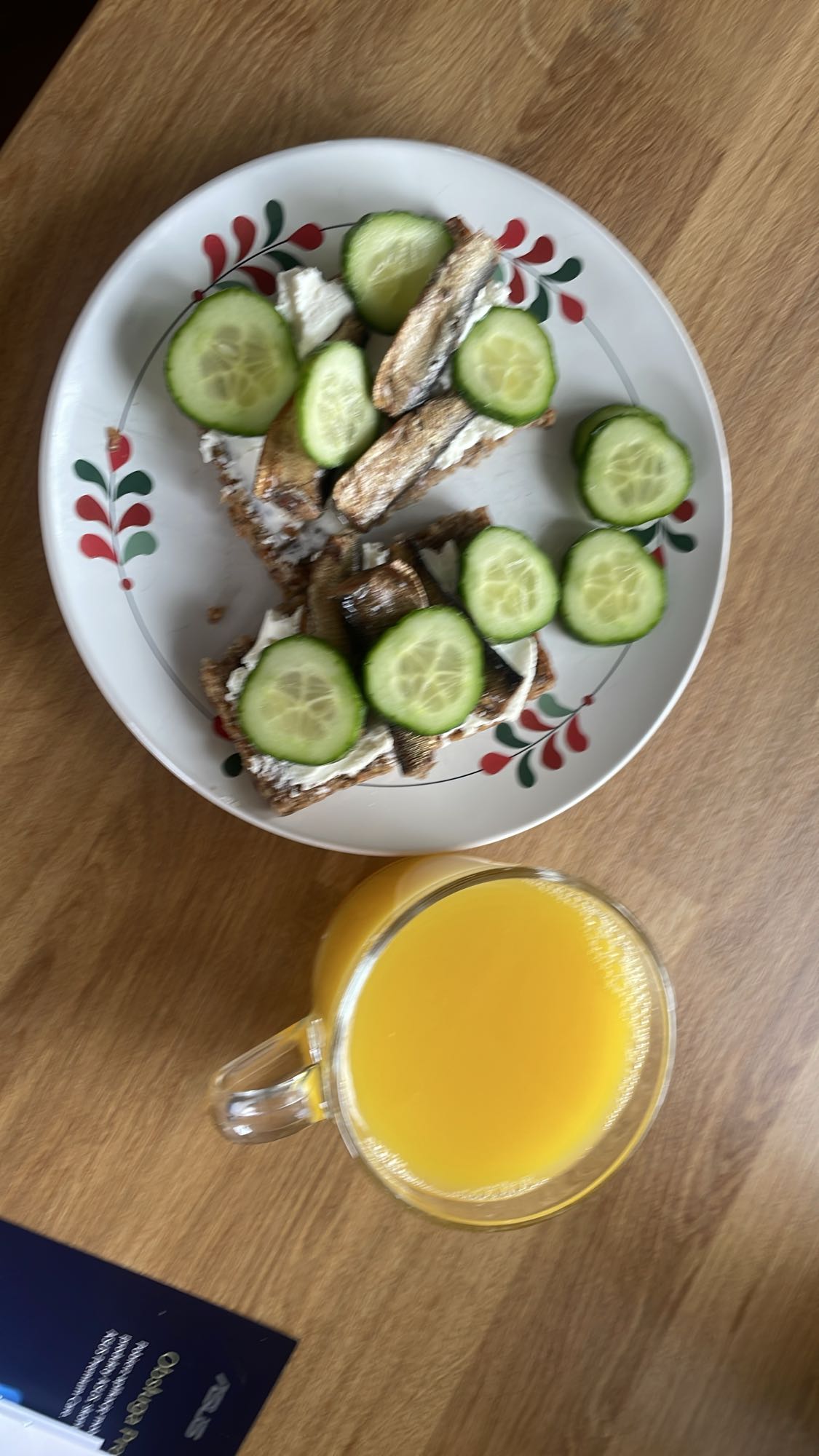 Kanapki z rybą i sokiem