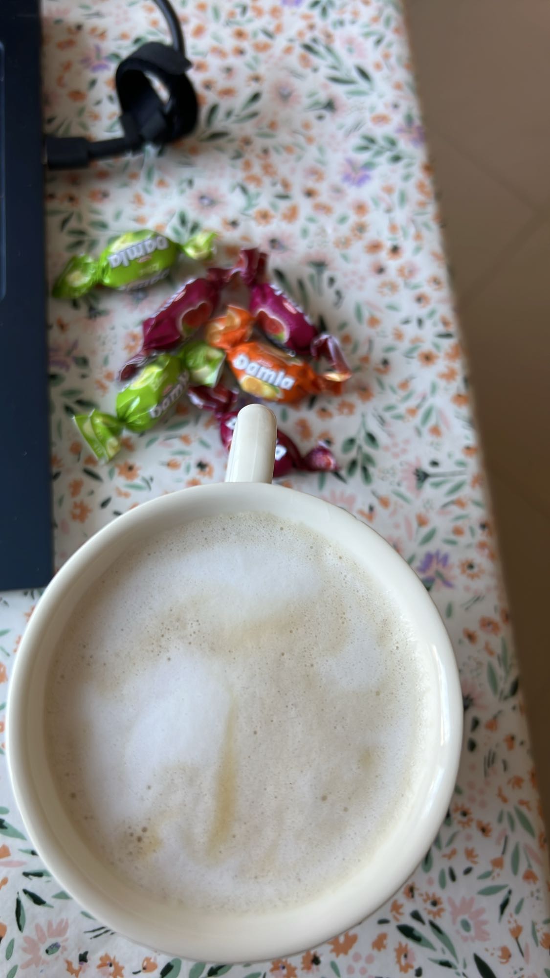 kawa z mlekiem i cukierki